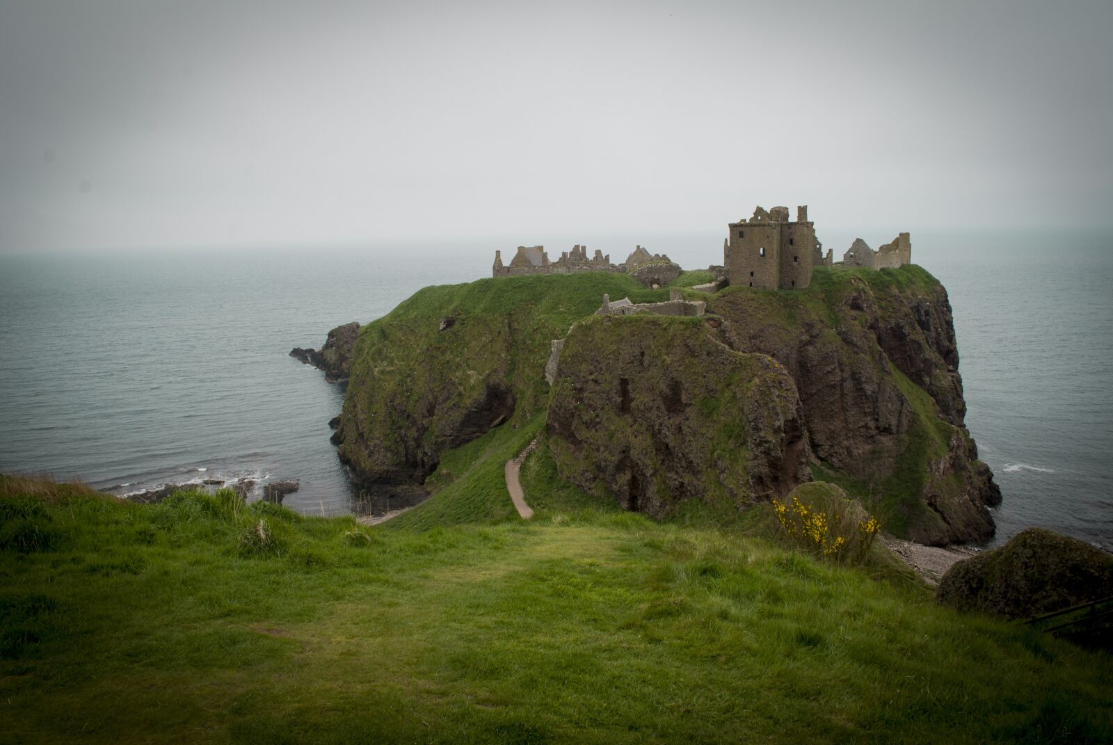Nikon D3000 sample photo. Scotland, castle, ruins photography