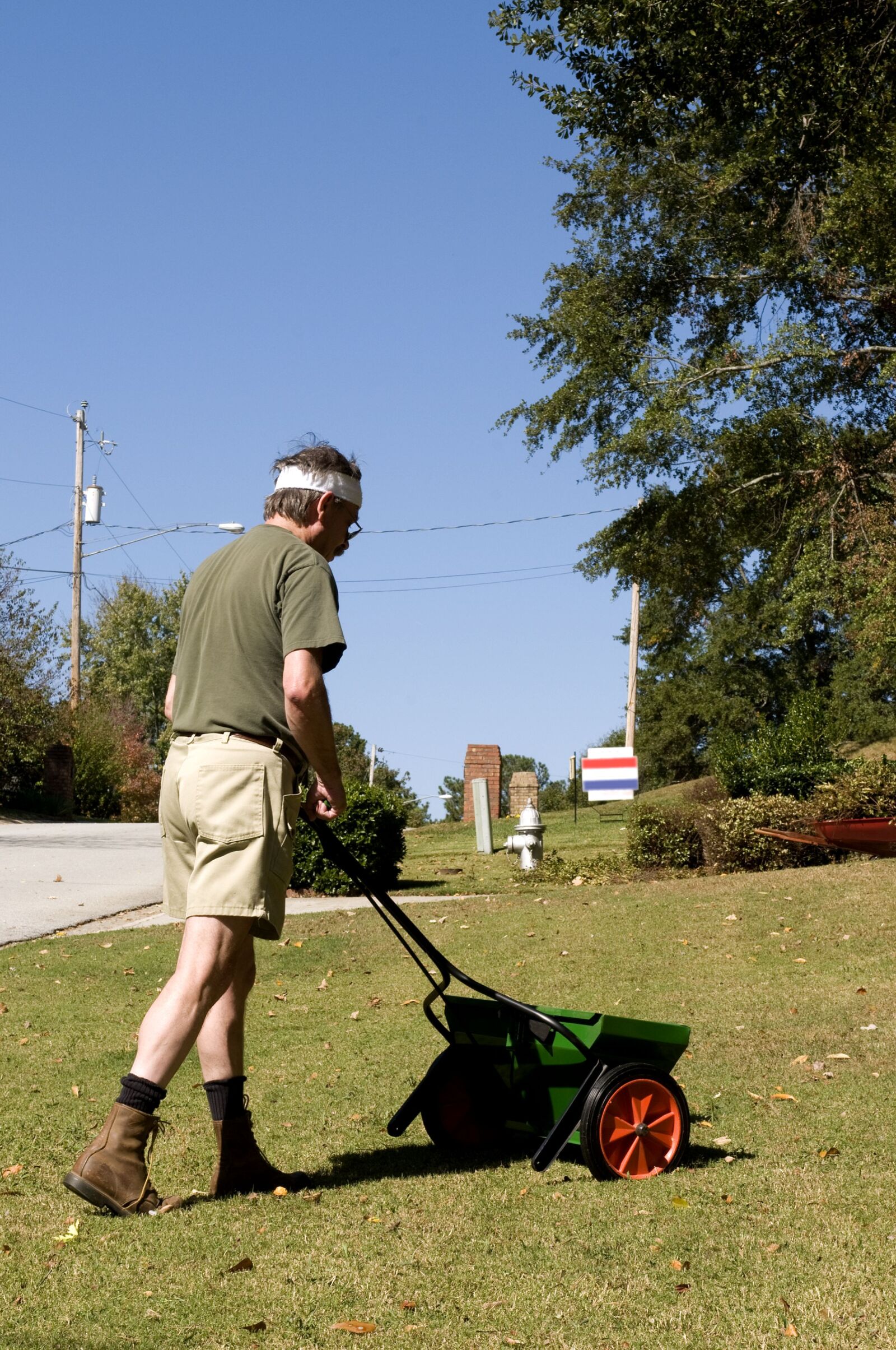 Nikon D300 sample photo. Dispensing, fertilizer, granules, grass photography