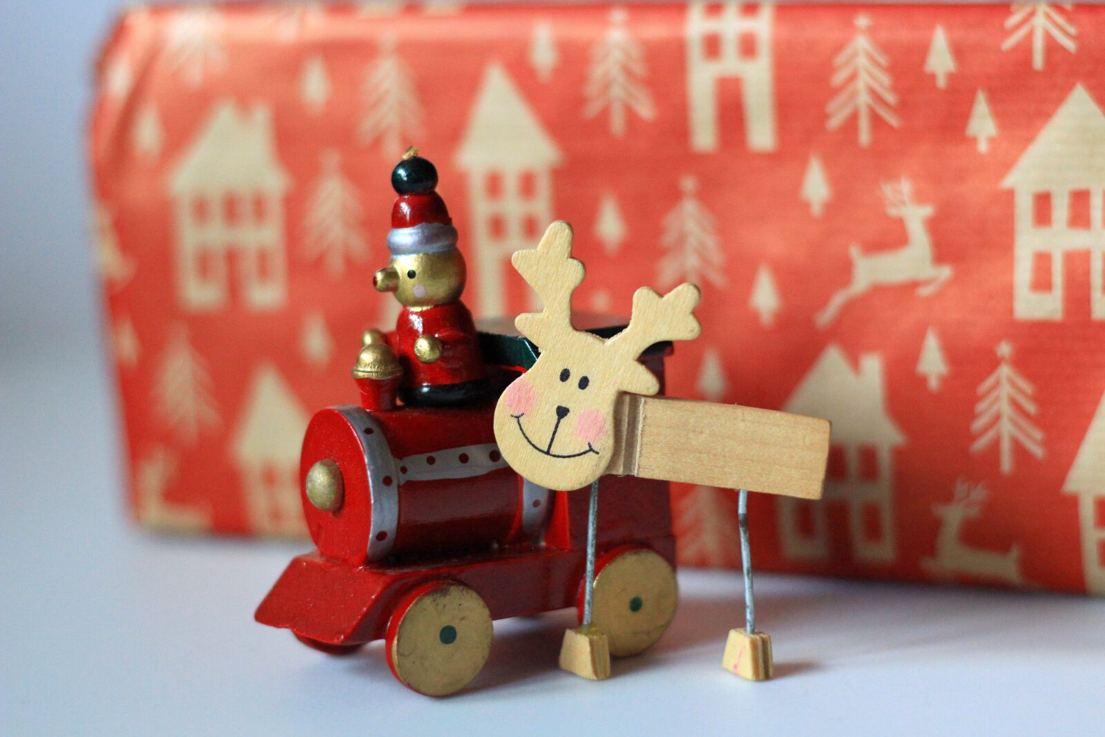 Canon EOS 100D (EOS Rebel SL1 / EOS Kiss X7) sample photo. Nicholas, reindeer, gift photography