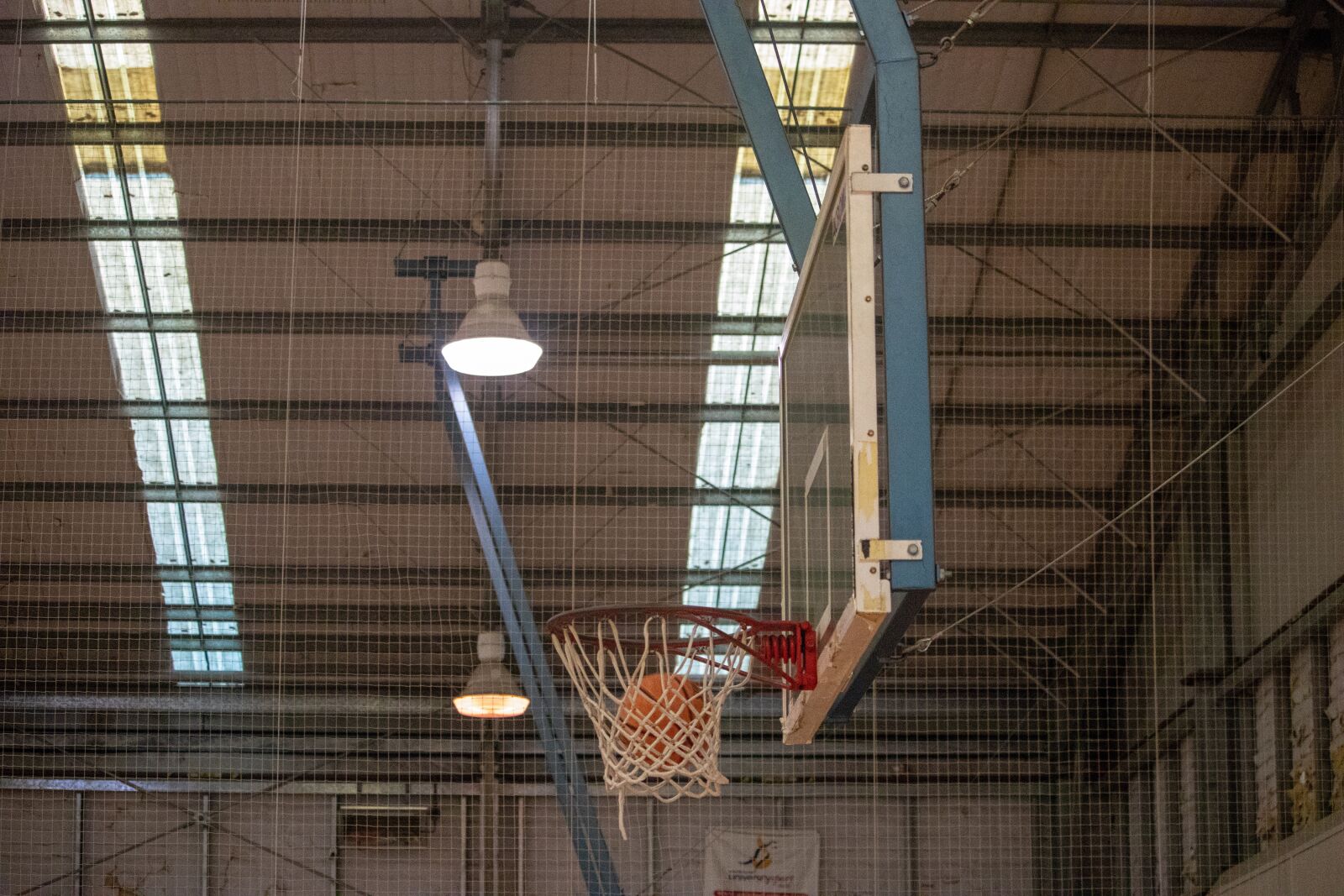Canon EOS 200D (EOS Rebel SL2 / EOS Kiss X9) sample photo. Basketball, hoop, scoring photography