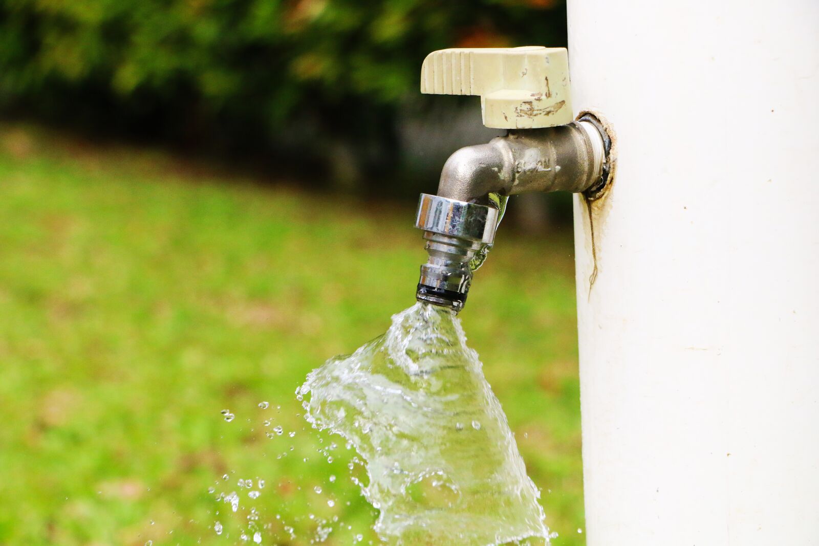 Canon EOS 70D sample photo. Pipe, water, faucet photography