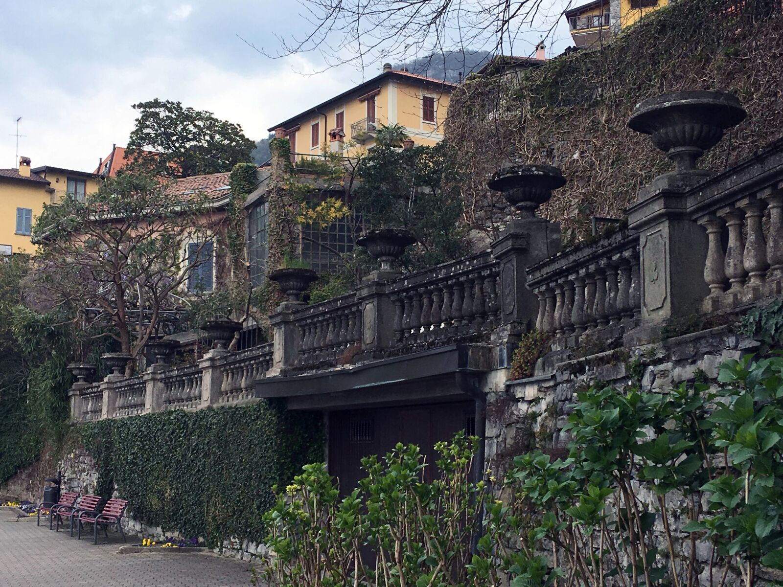 iPhone SE back camera 4.15mm f/2.2 sample photo. Italy, lombardy, architecture photography