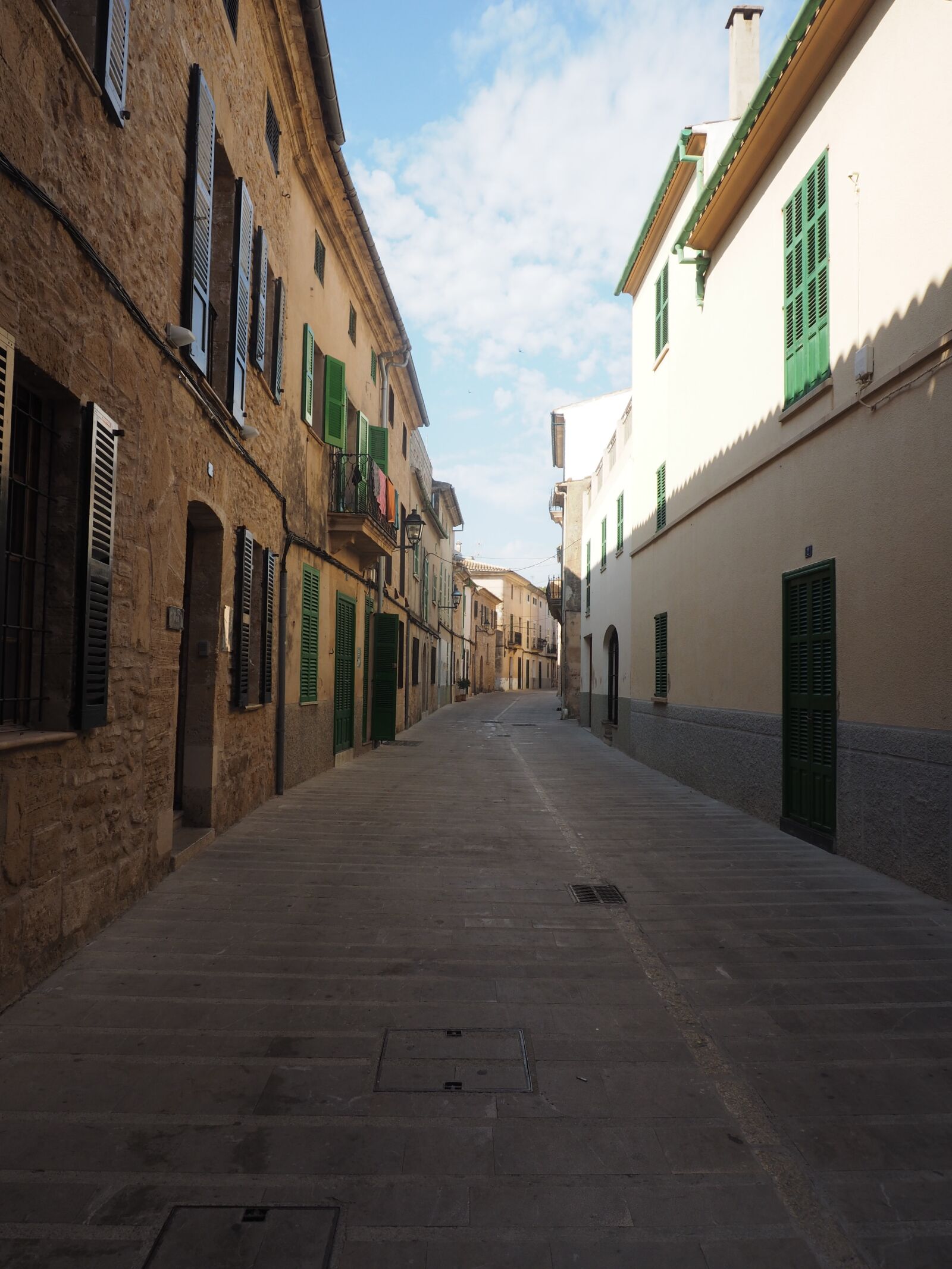 Olympus OM-D E-M1 + OLYMPUS M.12-50mm F3.5-6.3 sample photo. Alcudia, road, alley photography