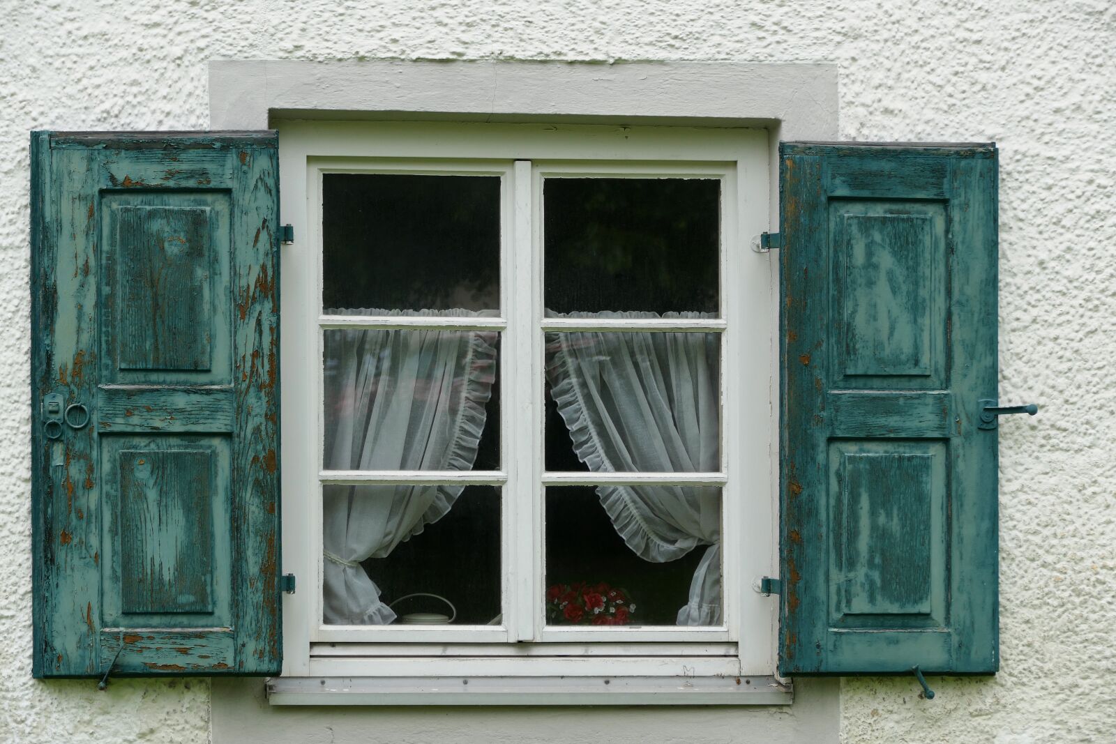 Leica V-Lux (Typ 114) sample photo. Window, shutter, wood photography