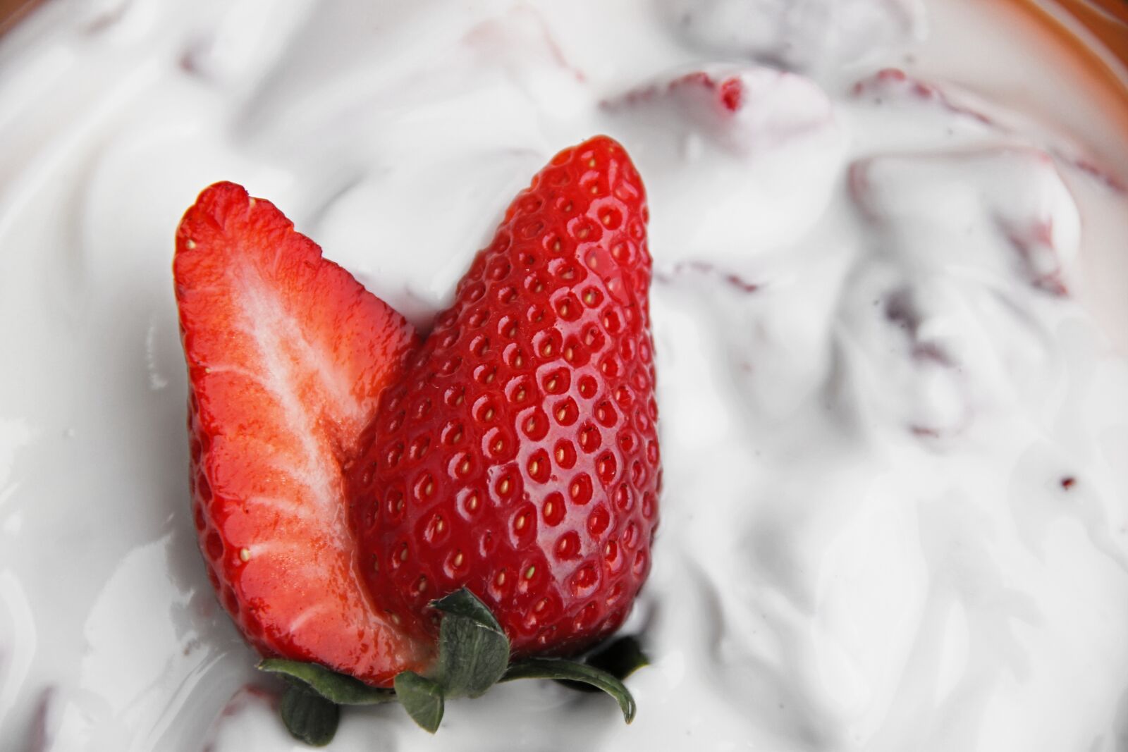 Canon EOS 1100D (EOS Rebel T3 / EOS Kiss X50) sample photo. Strawberry quark, strawberry food photography