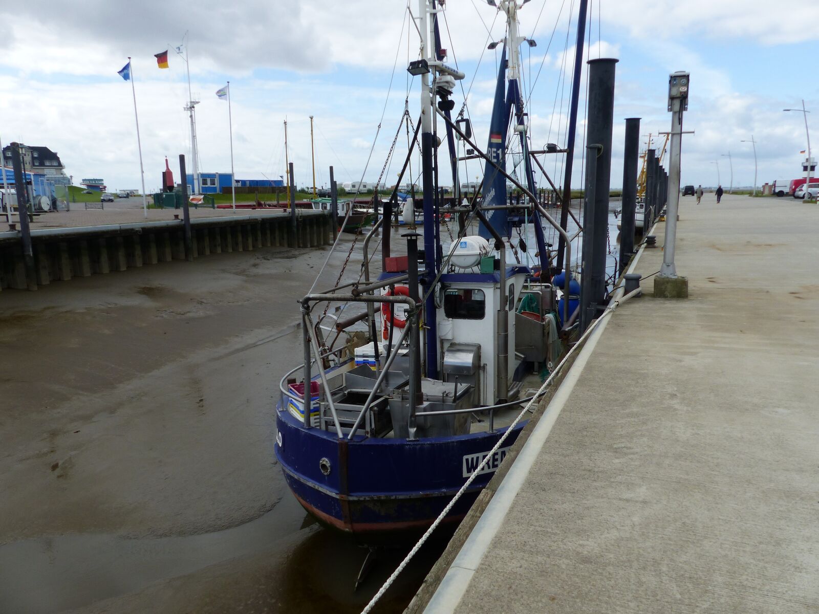 Panasonic Lumix DMC-FZ200 sample photo. Ebb, fishing vessel, port photography