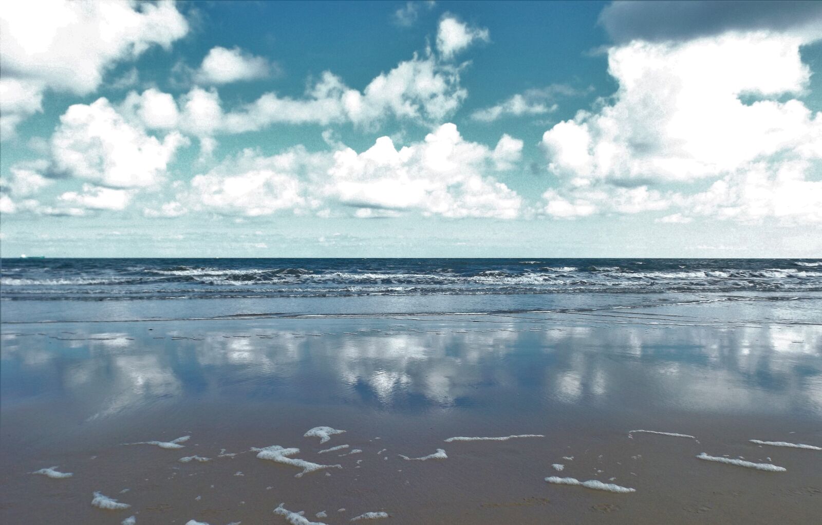 Fujifilm FinePix S4800 sample photo. Seashore, clouds, ocean photography