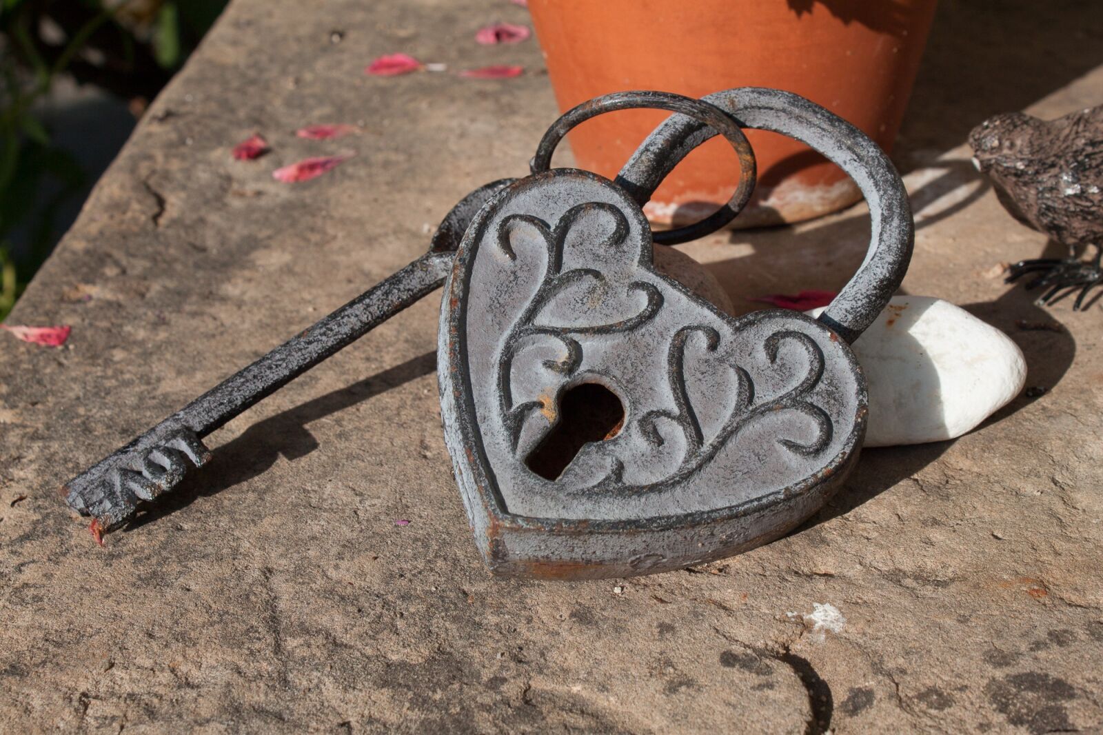 Canon EOS 500D (EOS Rebel T1i / EOS Kiss X3) sample photo. Castle, key, padlock photography