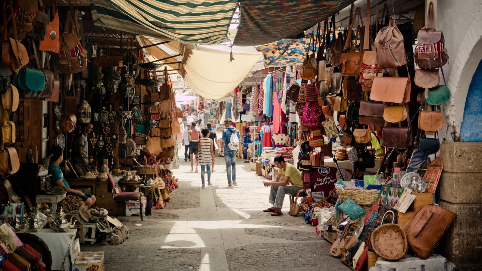 Panasonic Lumix DMC-LX100 sample photo. Souk, discount, bazaar photography