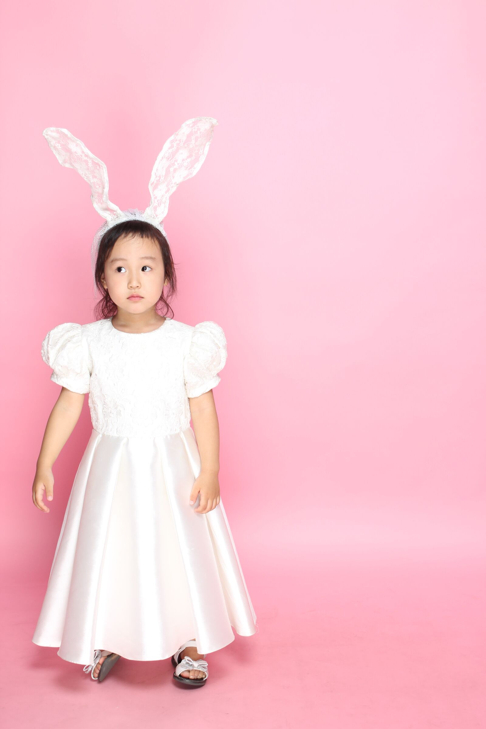 Canon EOS 600D (Rebel EOS T3i / EOS Kiss X5) sample photo. Child, merry, white photography