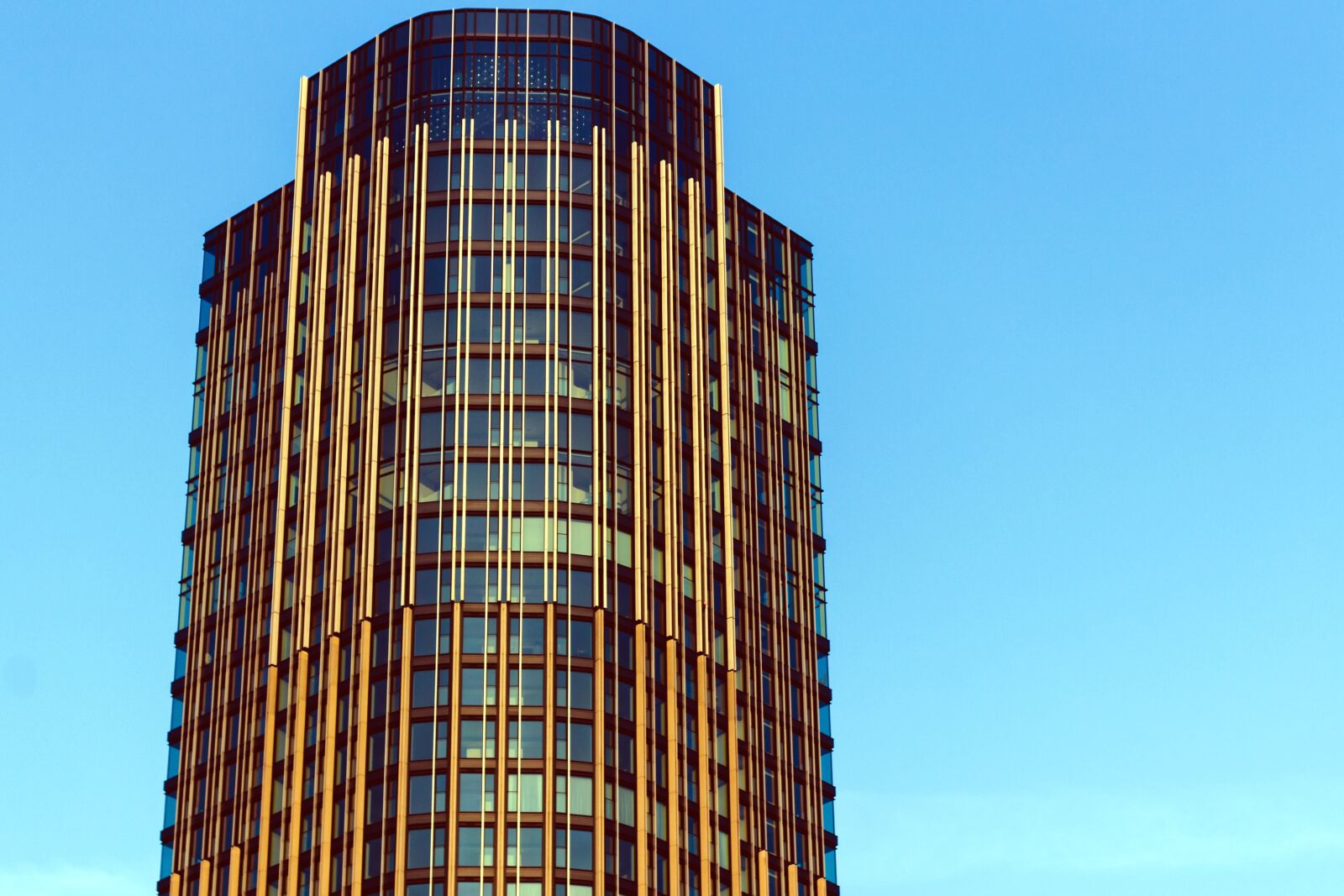 Canon EOS 700D (EOS Rebel T5i / EOS Kiss X7i) sample photo. High building, perspective, skyscraper photography