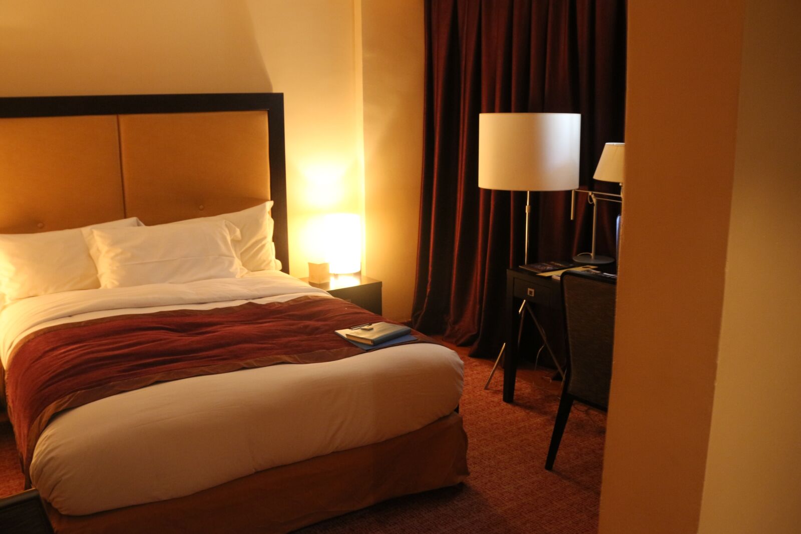 Canon EOS 650D (EOS Rebel T4i / EOS Kiss X6i) sample photo. Hotel, room, bed photography
