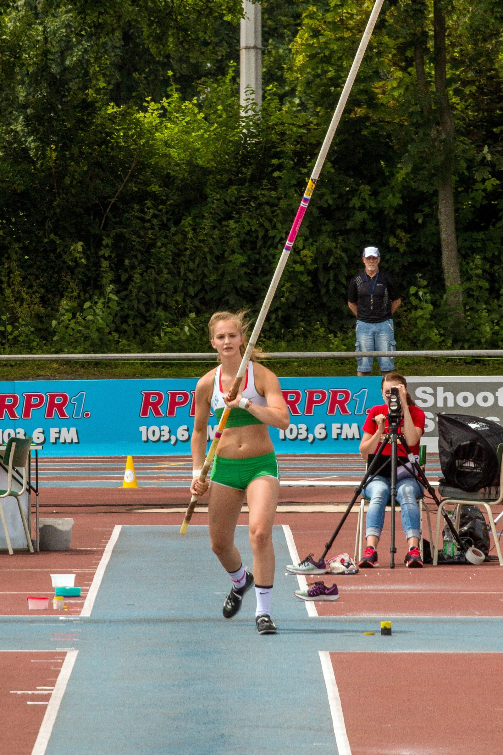 Canon EOS 70D + Canon EF 70-200mm F4L USM sample photo. Athletics, sport, pole vault photography