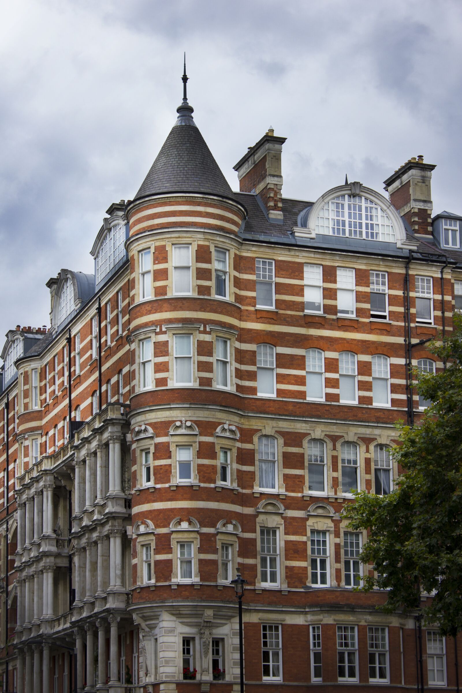 Canon EOS 550D (EOS Rebel T2i / EOS Kiss X4) sample photo. Architecture, london, center photography