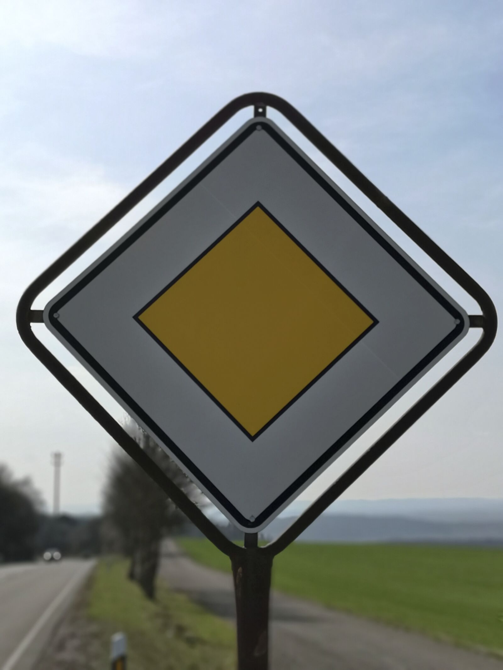 HUAWEI CLT-L09 sample photo. Traffic sign, right of photography