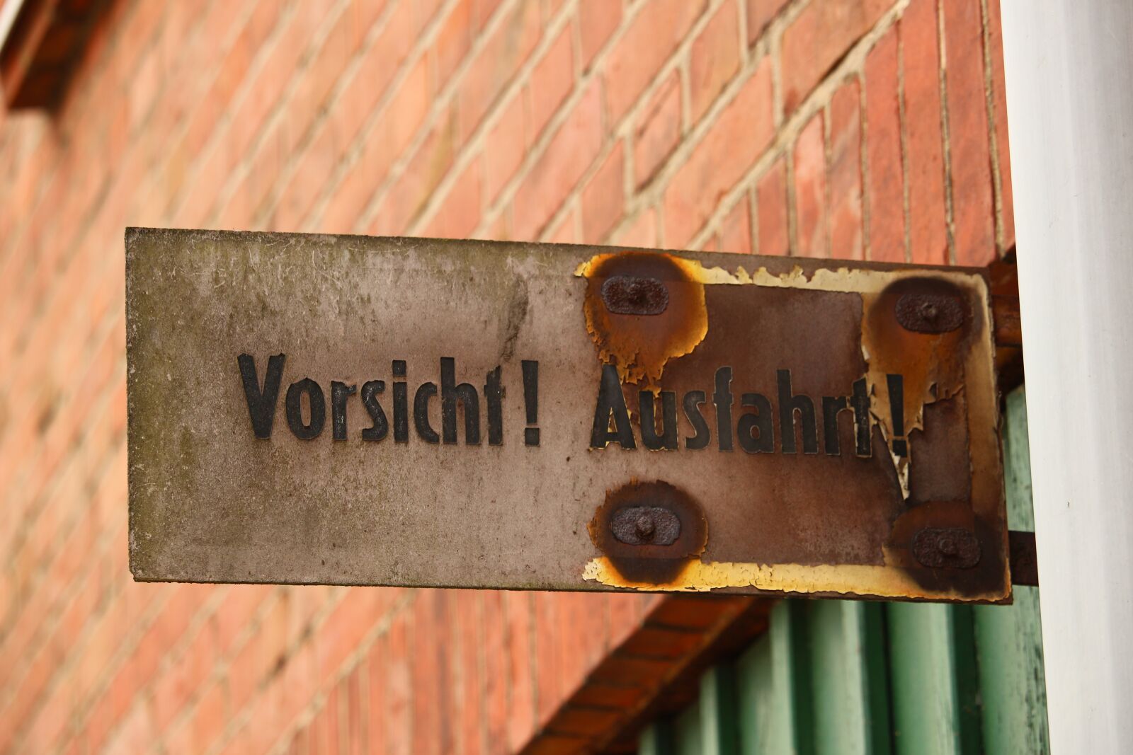 Canon EOS 100D (EOS Rebel SL1 / EOS Kiss X7) sample photo. Shield, note, old photography