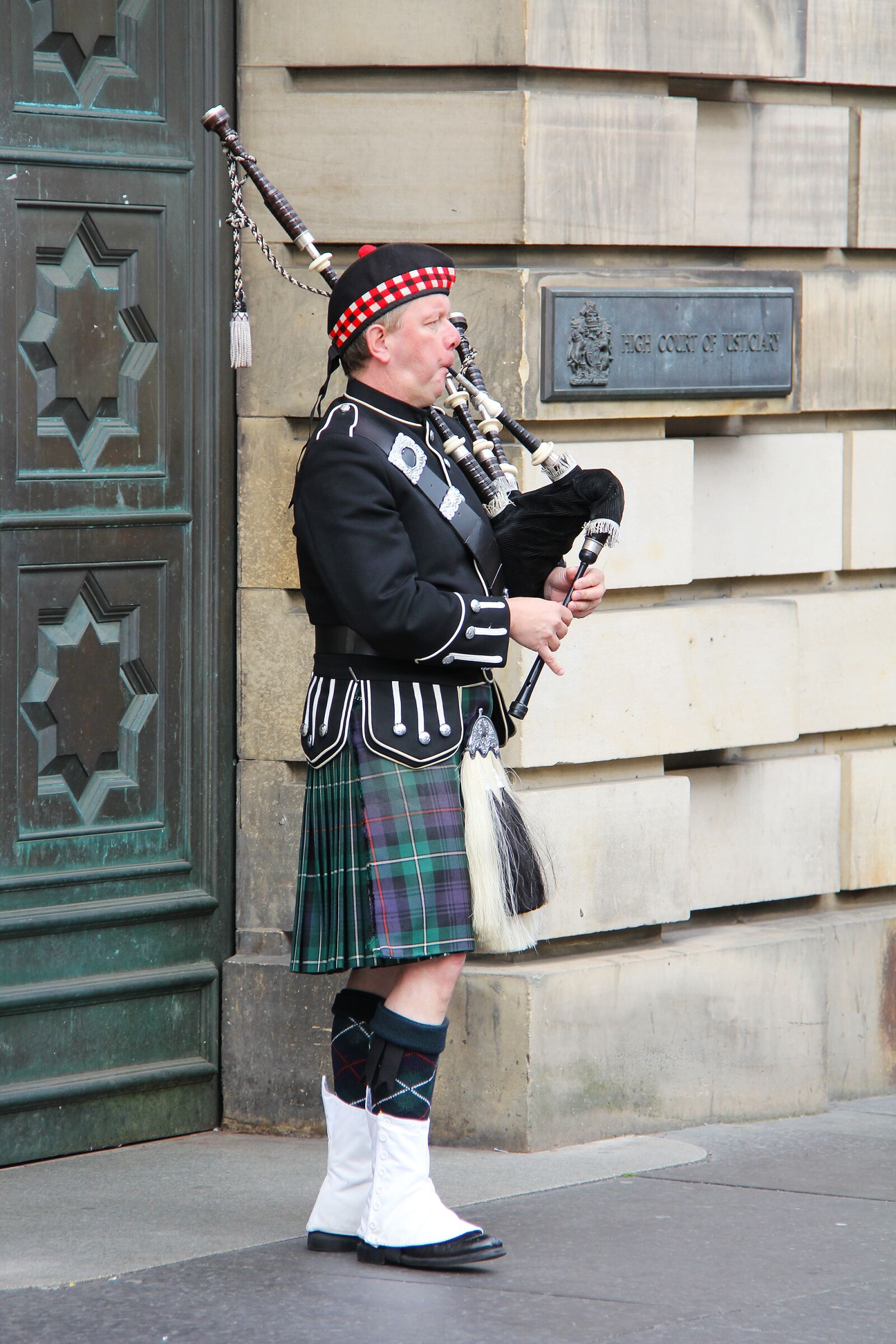 Canon EF-S 18-200mm F3.5-5.6 IS sample photo. Bagpipes, highlander, man photography