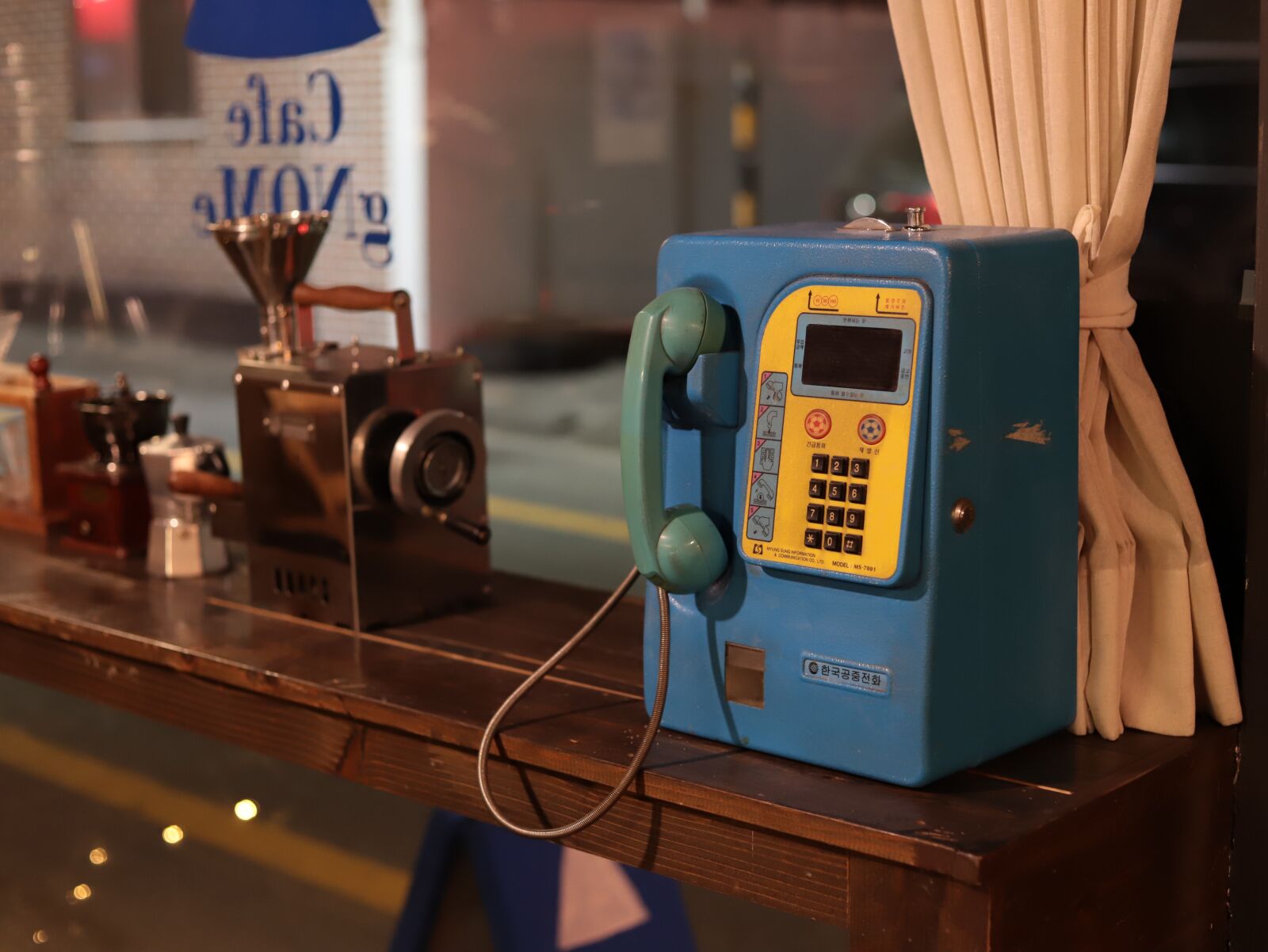 Canon EOS 6D Mark II + Canon EF 50mm F1.8 STM sample photo. A public telephone, cafe photography