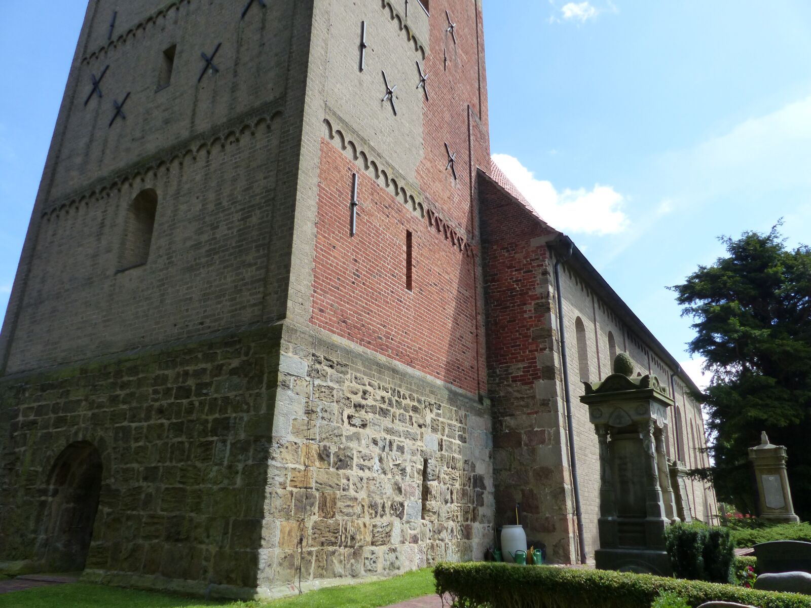 Panasonic Lumix DMC-FZ200 sample photo. Church, old, old building photography
