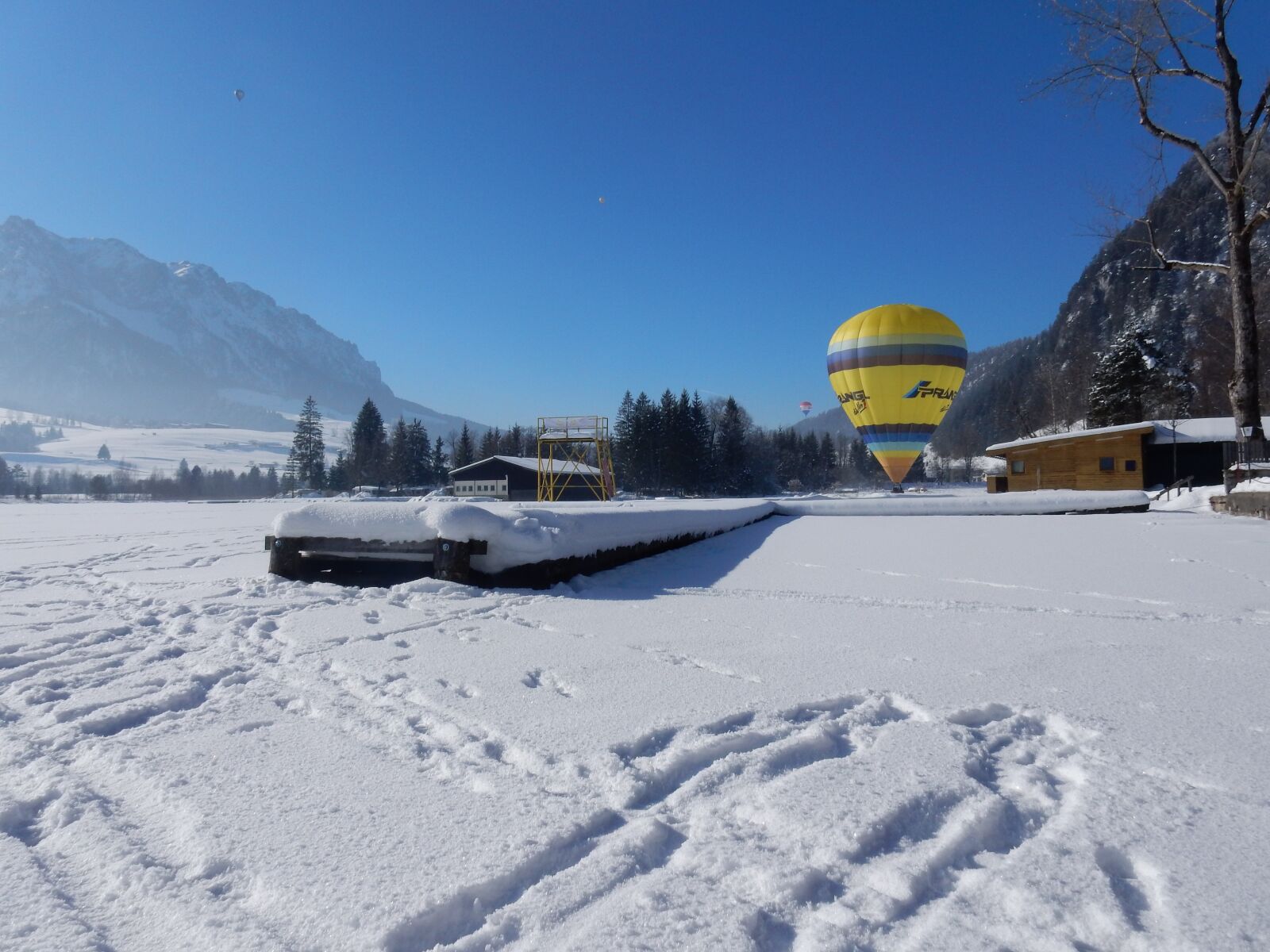 Nikon Coolpix S9900 sample photo. Balloon, mountains, winter photography