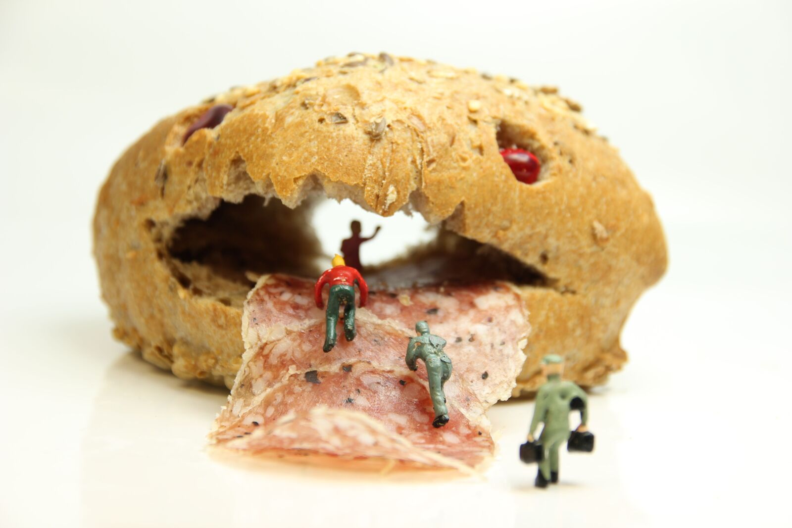 Canon EOS 550D (EOS Rebel T2i / EOS Kiss X4) sample photo. Roll, salami, miniature figures photography
