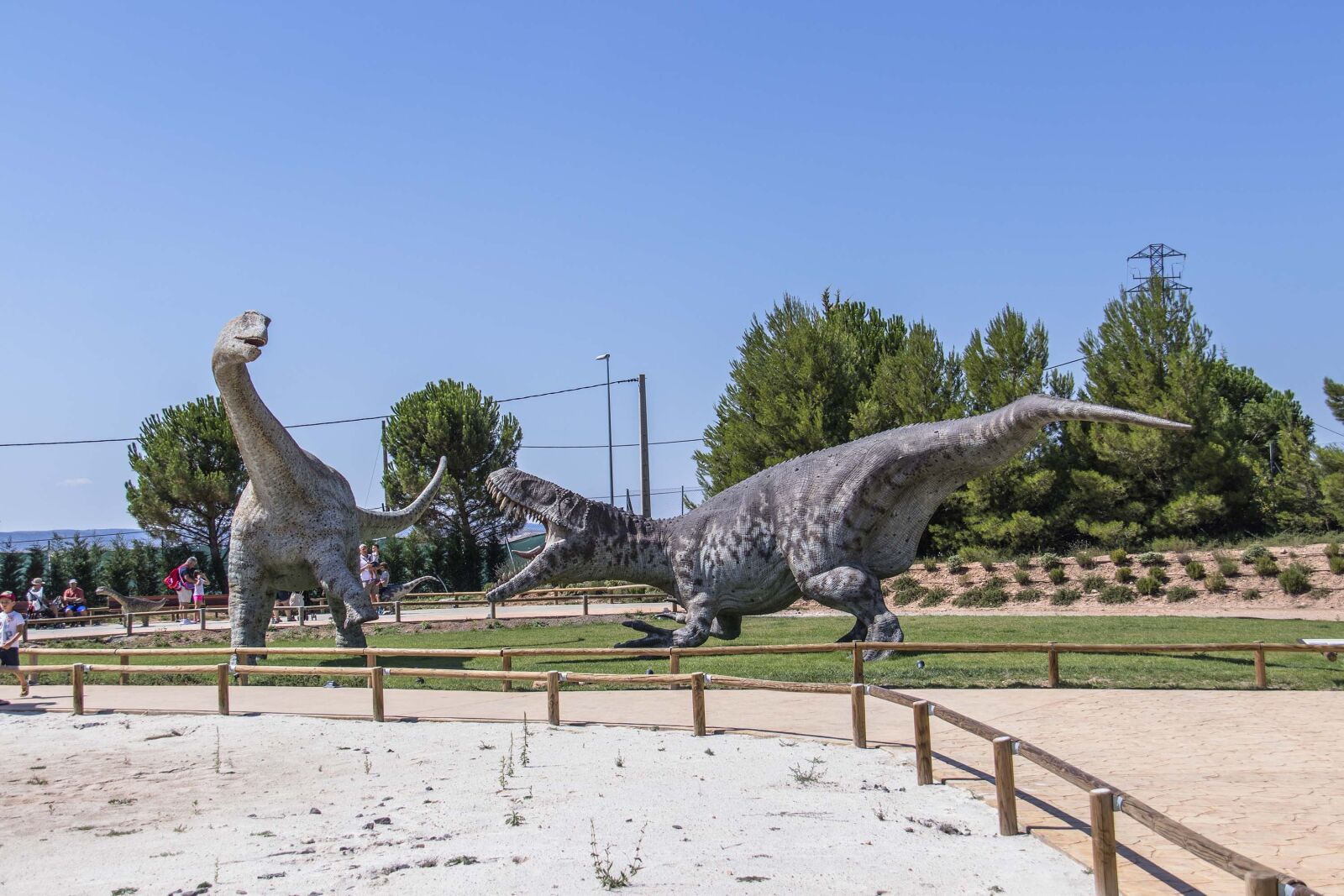 Canon EF-S 18-200mm F3.5-5.6 IS sample photo. Dinosaurs, fight, prehistory photography