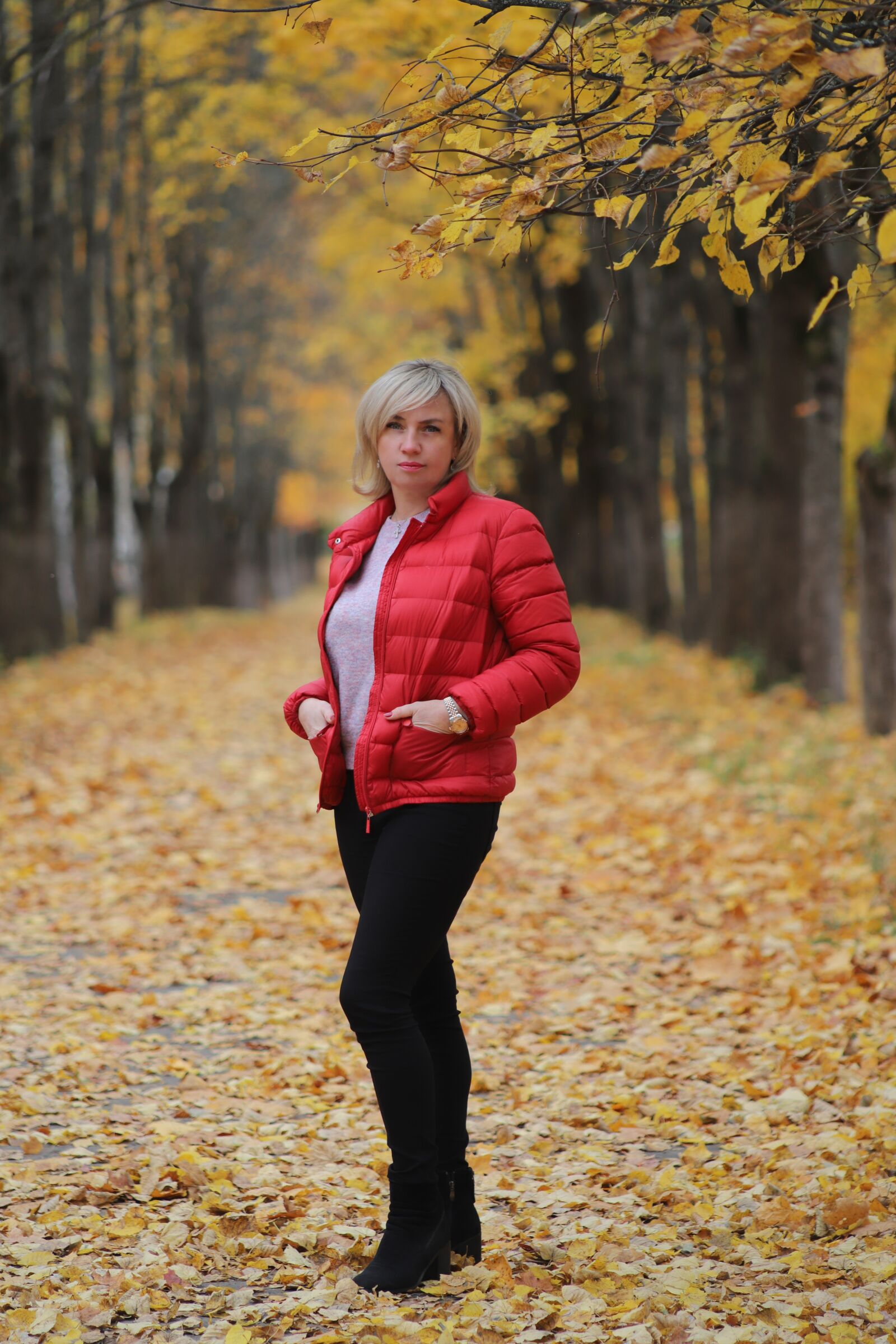 Canon EF 75-300mm f/4-5.6 USM sample photo. Woman, autumn, red photography