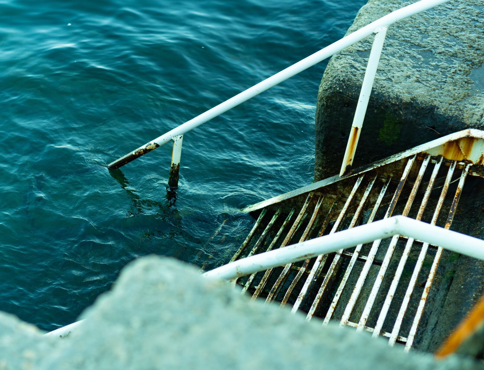 Sony a6400 sample photo. "Water, stairs, sea" photography