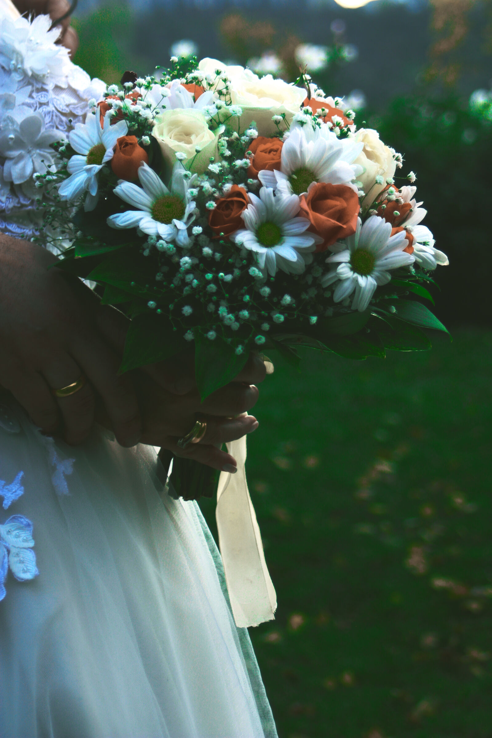 Canon EOS 450D (EOS Rebel XSi / EOS Kiss X2) sample photo. Bride, holding, bridal, bouquet photography