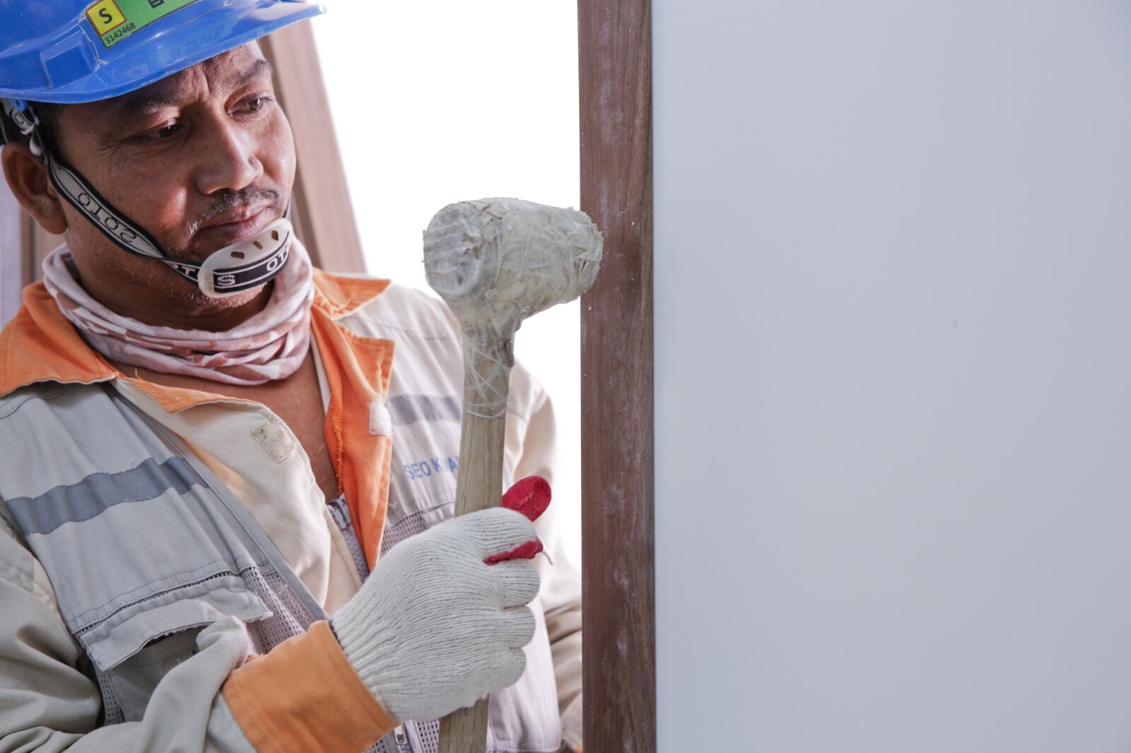 Canon EF 24-70mm F2.8L II USM sample photo. Worker, building, work photography