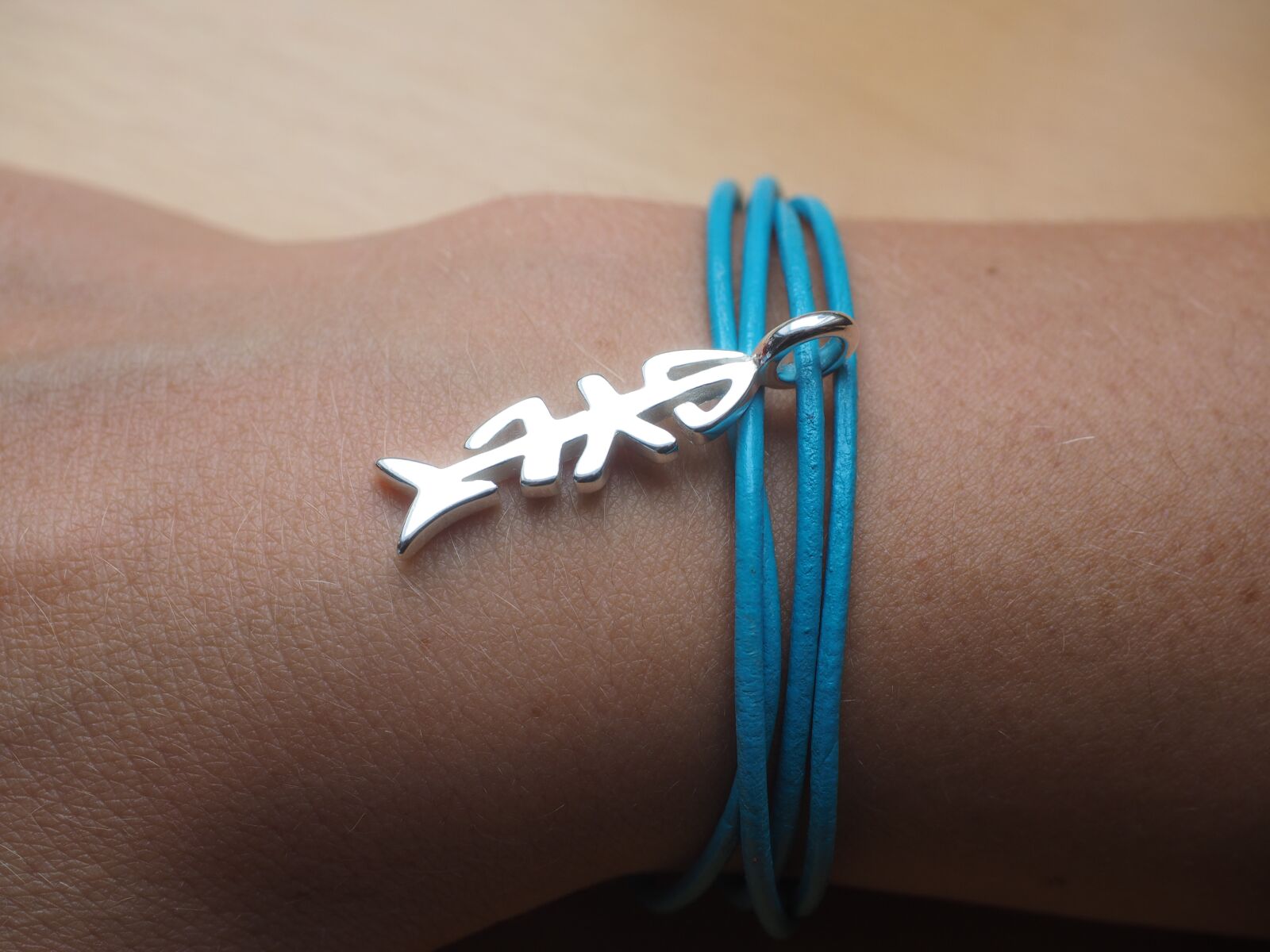 Olympus OM-D E-M1 + Olympus M.Zuiko Digital ED 12-40mm F2.8 Pro sample photo. Sylt fish, jewellery, bracelet photography