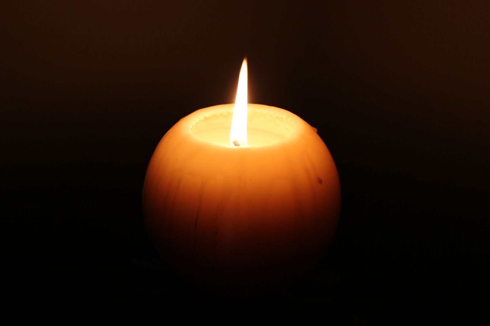 Canon EOS 550D (EOS Rebel T2i / EOS Kiss X4) sample photo. Candle photography