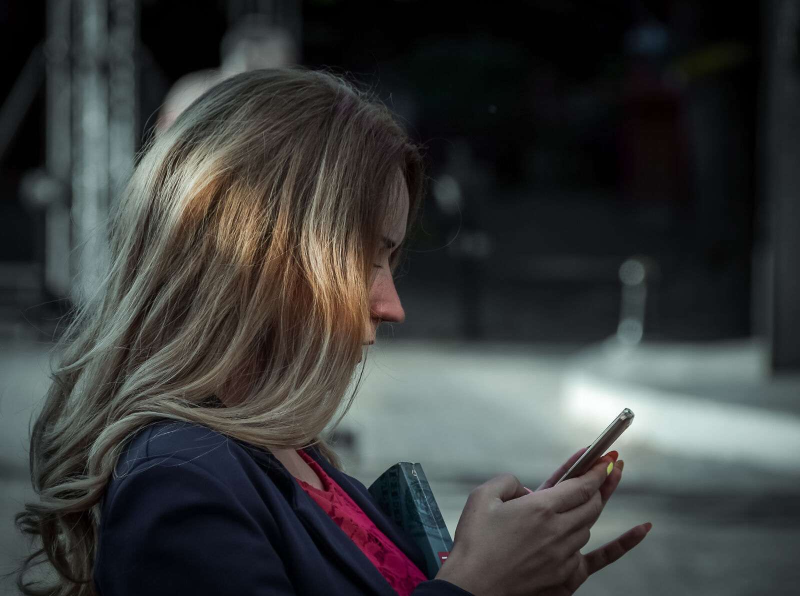 Nikon D3300 sample photo. Woman, using, her, smartphone photography