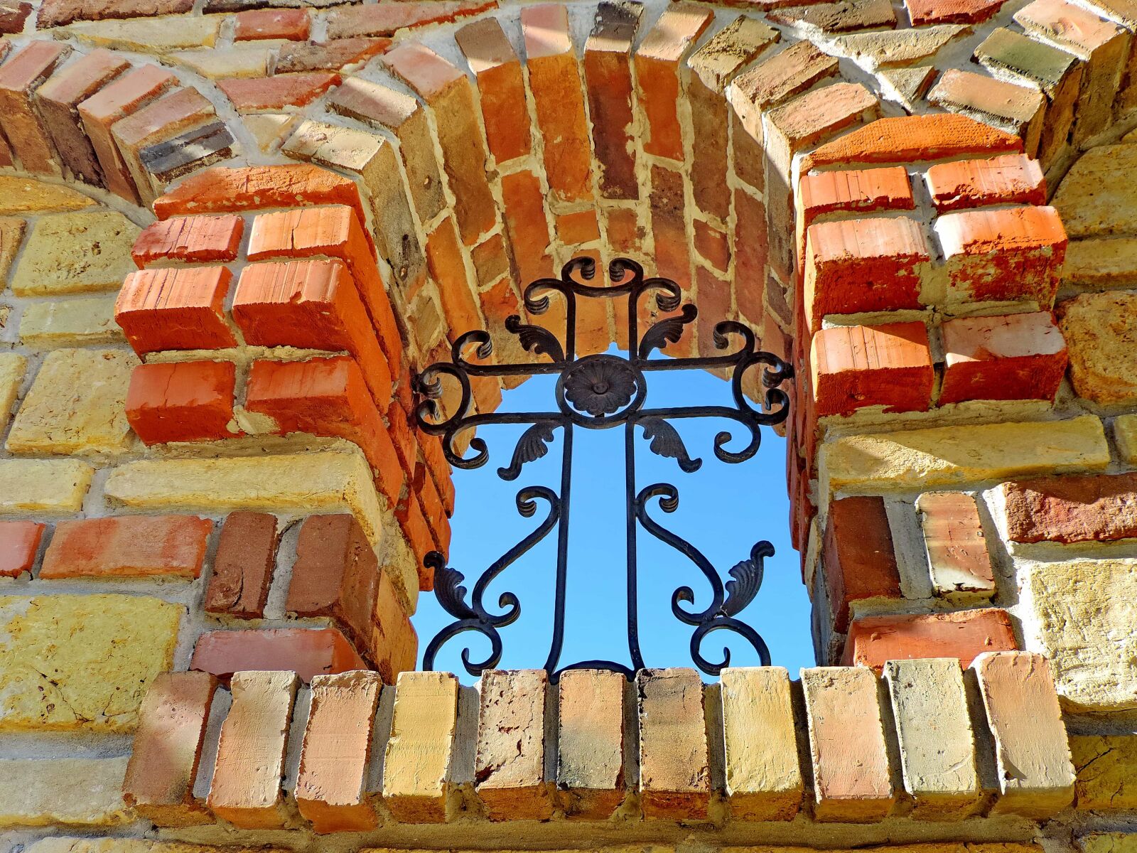 Nikon Coolpix P520 sample photo. Cast iron, brick, architecture photography
