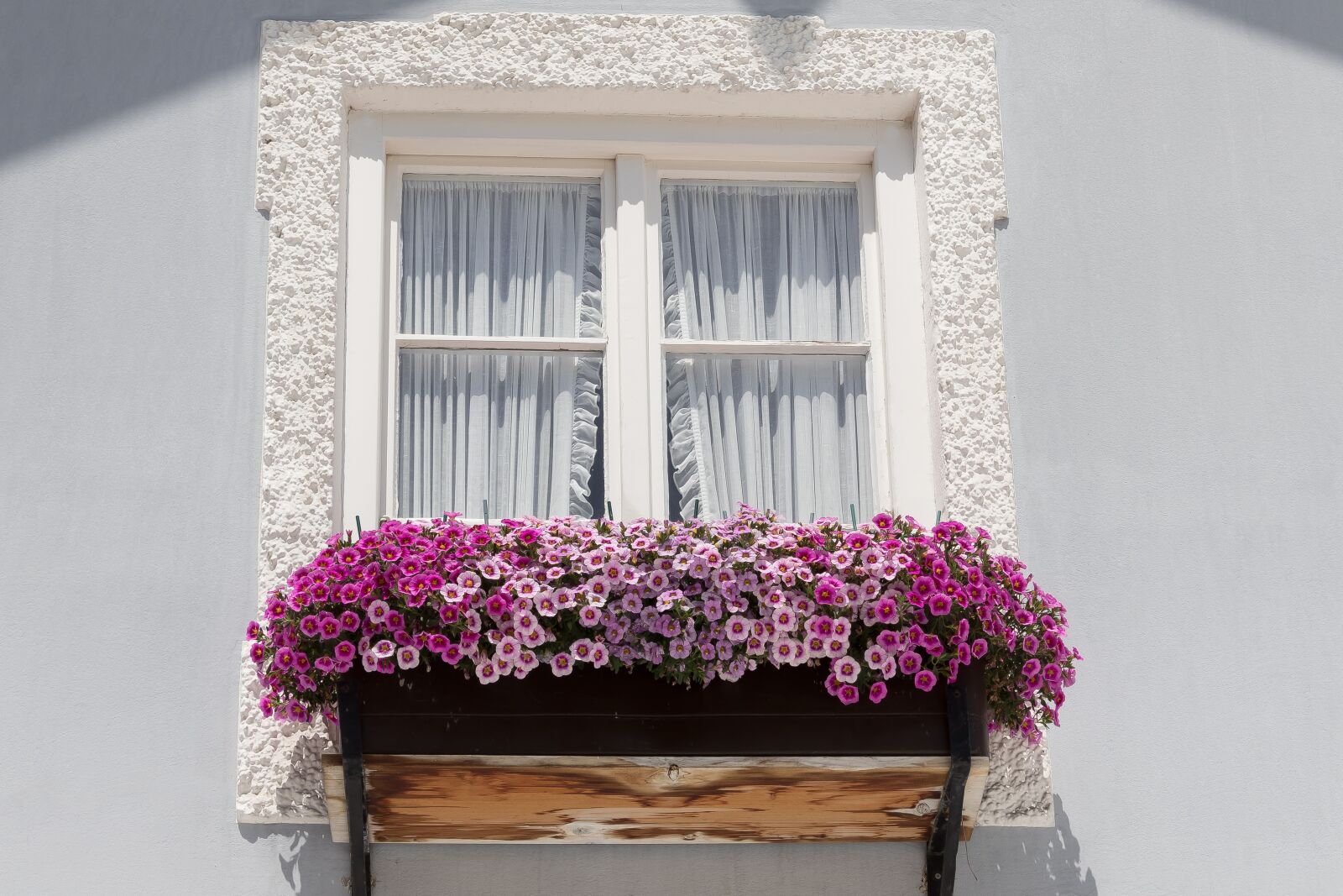 Canon EOS 1300D (EOS Rebel T6 / EOS Kiss X80) sample photo. Window, house, old photography