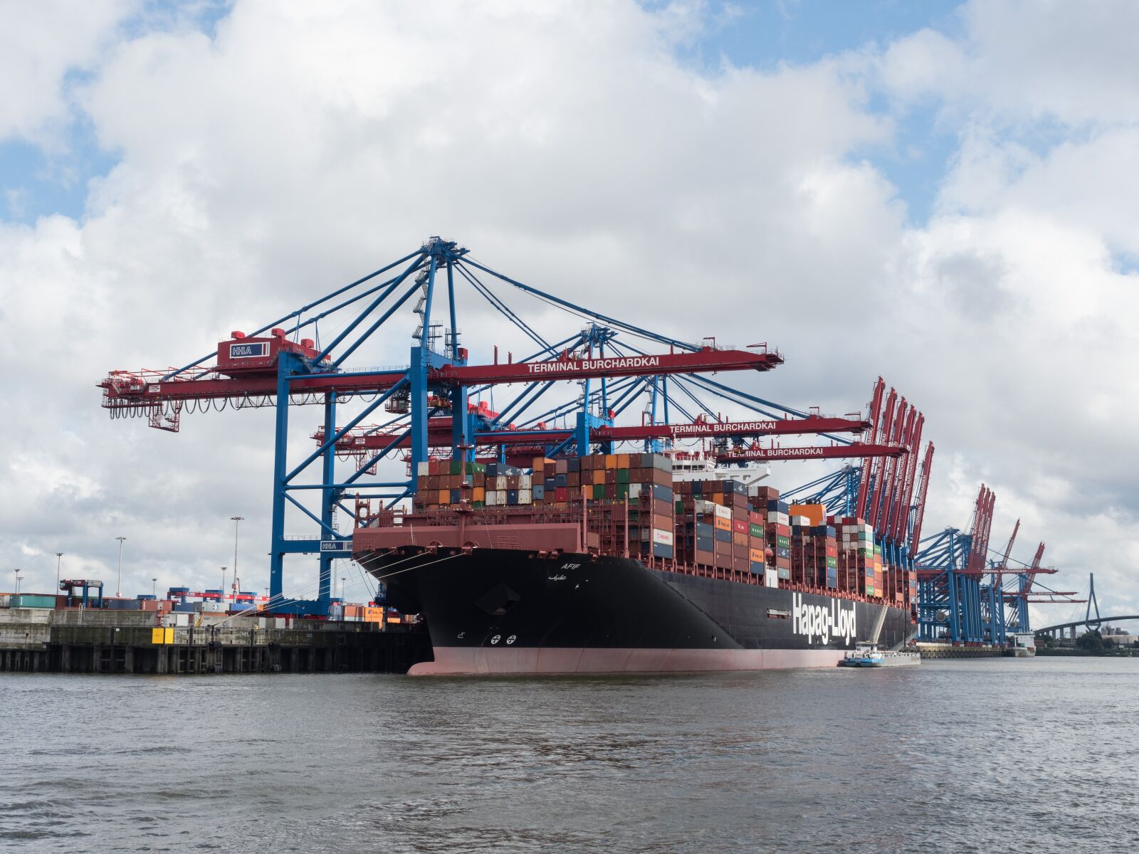 Olympus OM-D E-M1 Mark II + Olympus M.Zuiko Digital ED 12-40mm F2.8 Pro sample photo. Container ship, port, hamburg photography