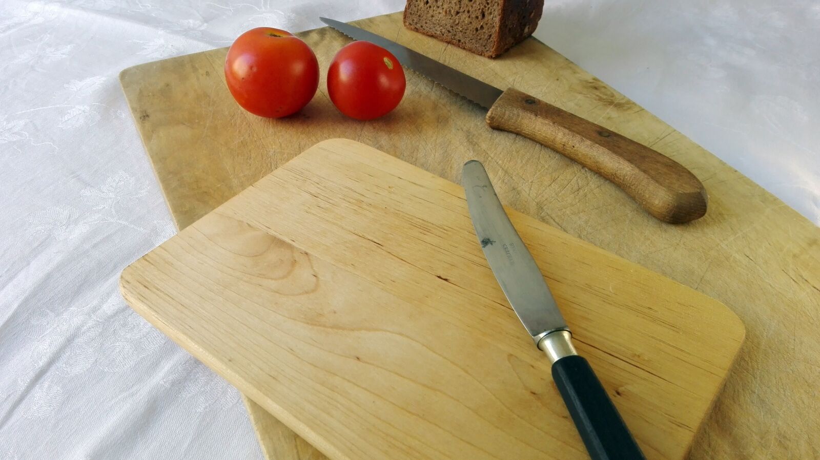 HUAWEI P8 Lite sample photo. Wooden board, knife, tomatoes photography