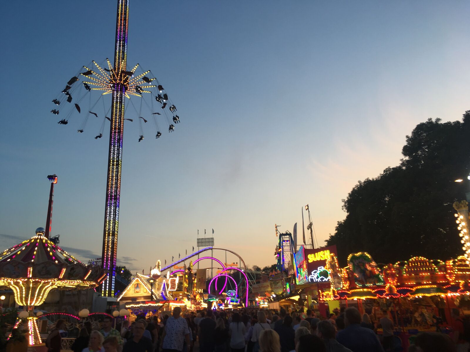 iPhone SE back camera 4.15mm f/2.2 sample photo. Fair, cranger kirmes, ride photography