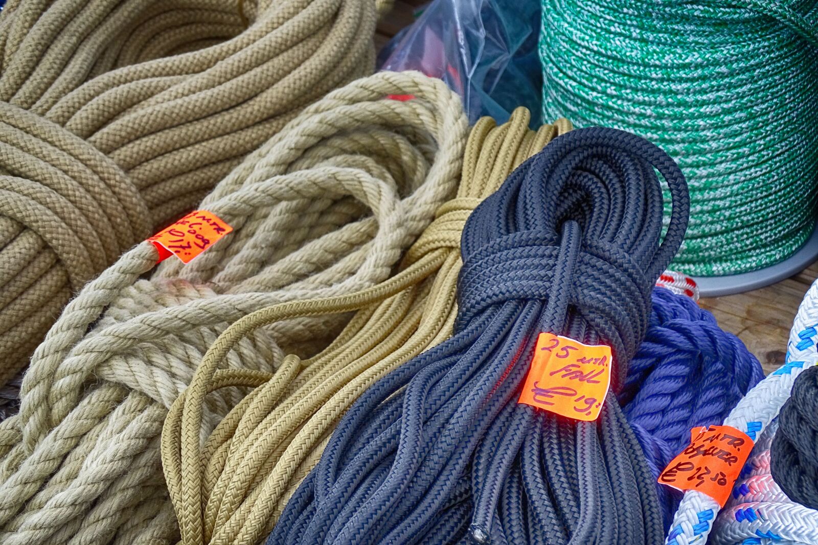 Sony Cyber-shot DSC-HX400V sample photo. Rope, color, structure photography