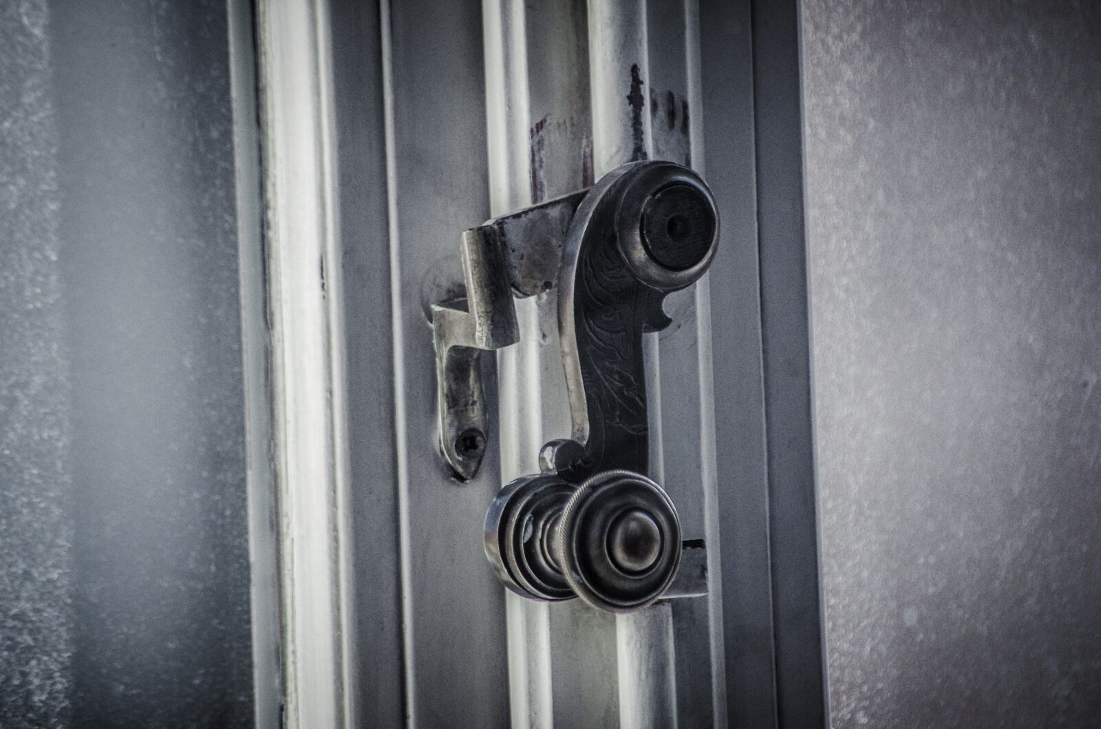 Nikon D5100 sample photo. Door handle, old, dirty photography
