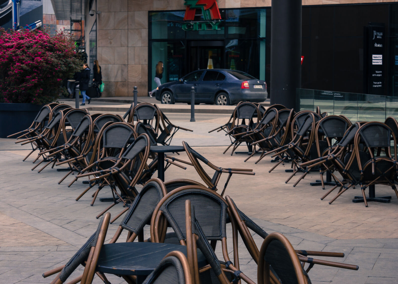 Canon EOS 550D (EOS Rebel T2i / EOS Kiss X4) sample photo. Chairs, city, furniture, objects photography