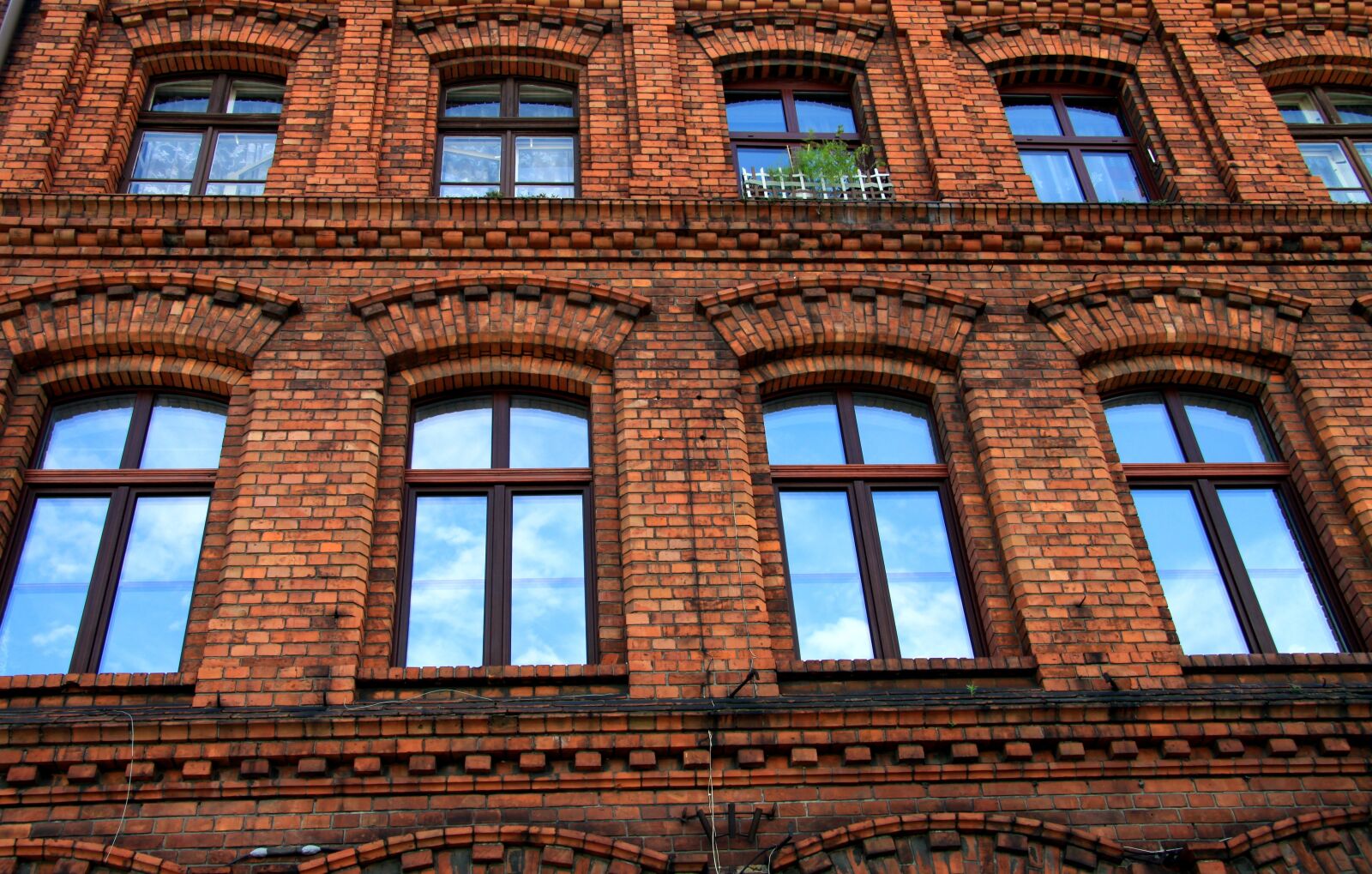 Canon EOS 50D sample photo. The building is brick photography