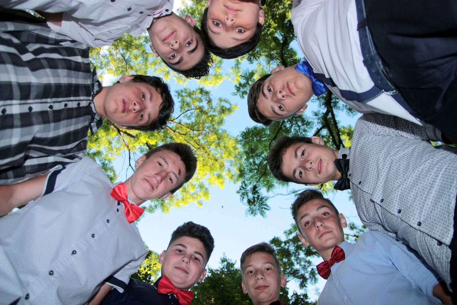 Canon EOS 450D (EOS Rebel XSi / EOS Kiss X2) sample photo. Guys, friendship, circle photography