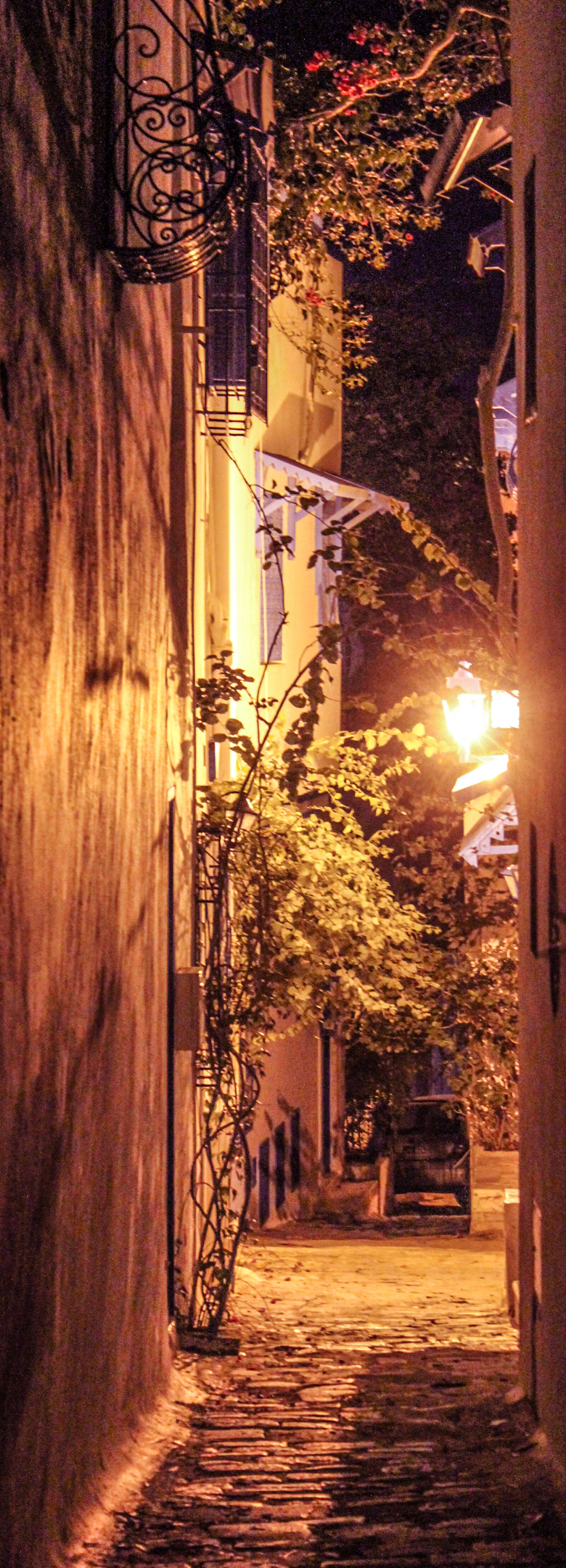 Canon EOS 600D (Rebel EOS T3i / EOS Kiss X5) sample photo. Architectural, design, dark, italian photography