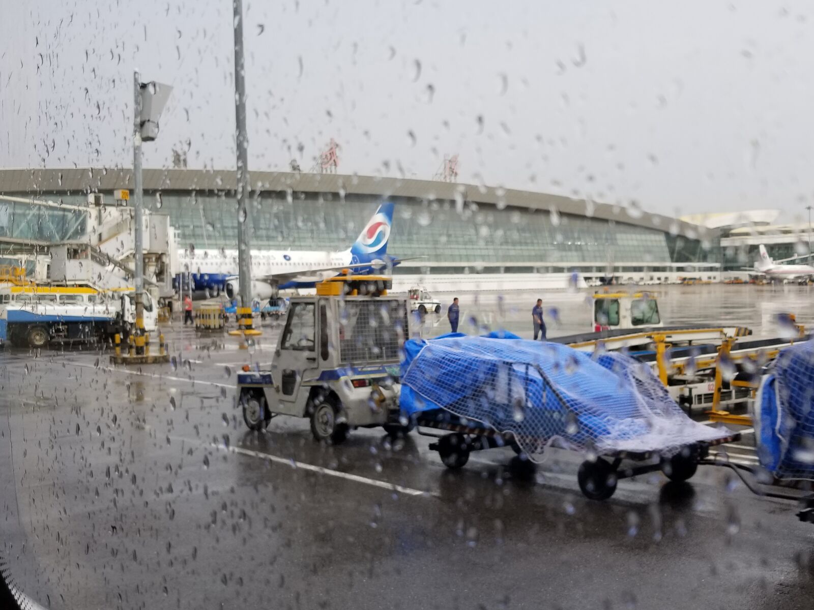 Samsung Galaxy S8+ sample photo. Tianhe airport, wuhan, rain photography