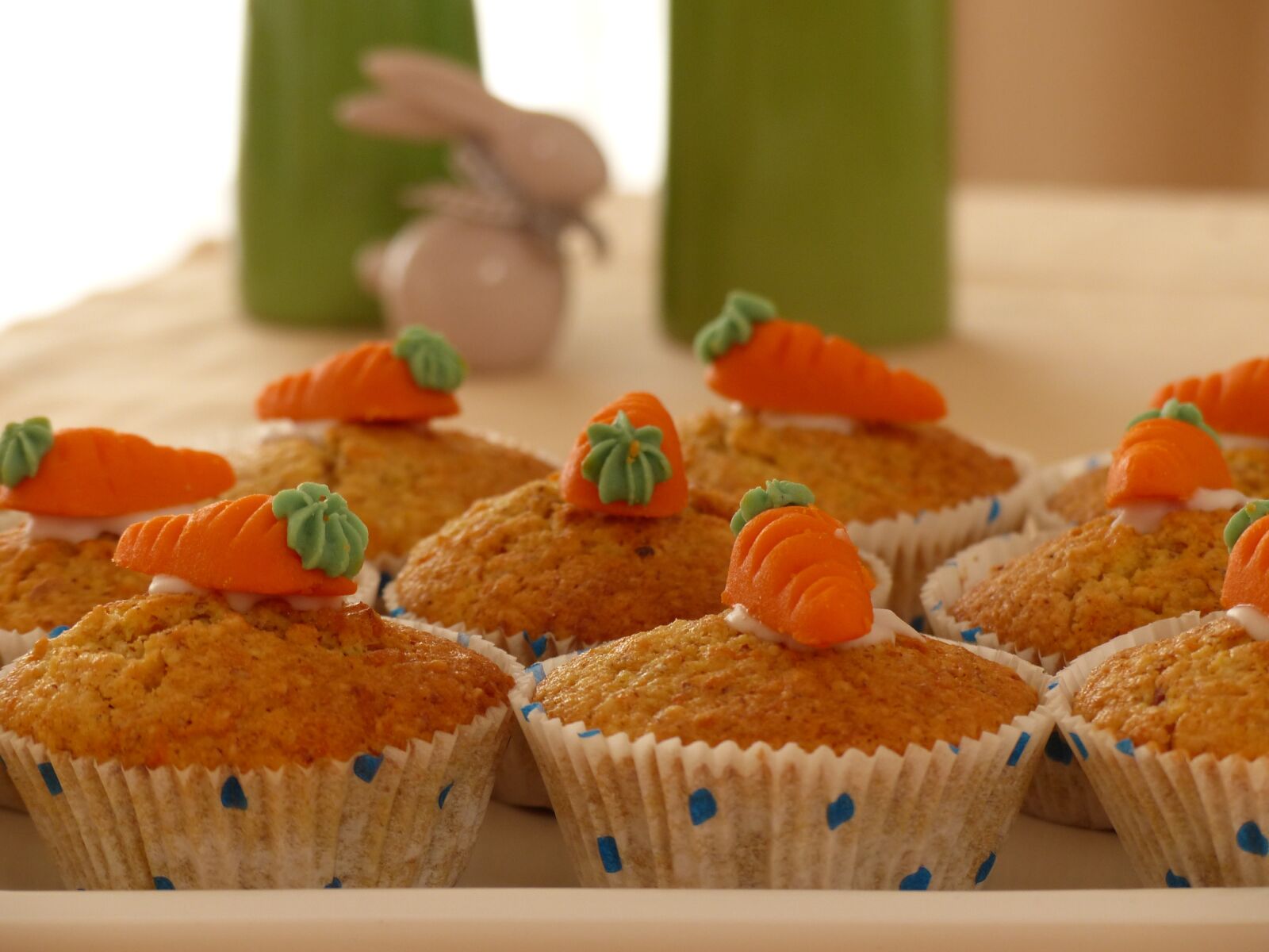 Panasonic Lumix DMC-FZ200 sample photo. Carrot cake, cake, muffins photography