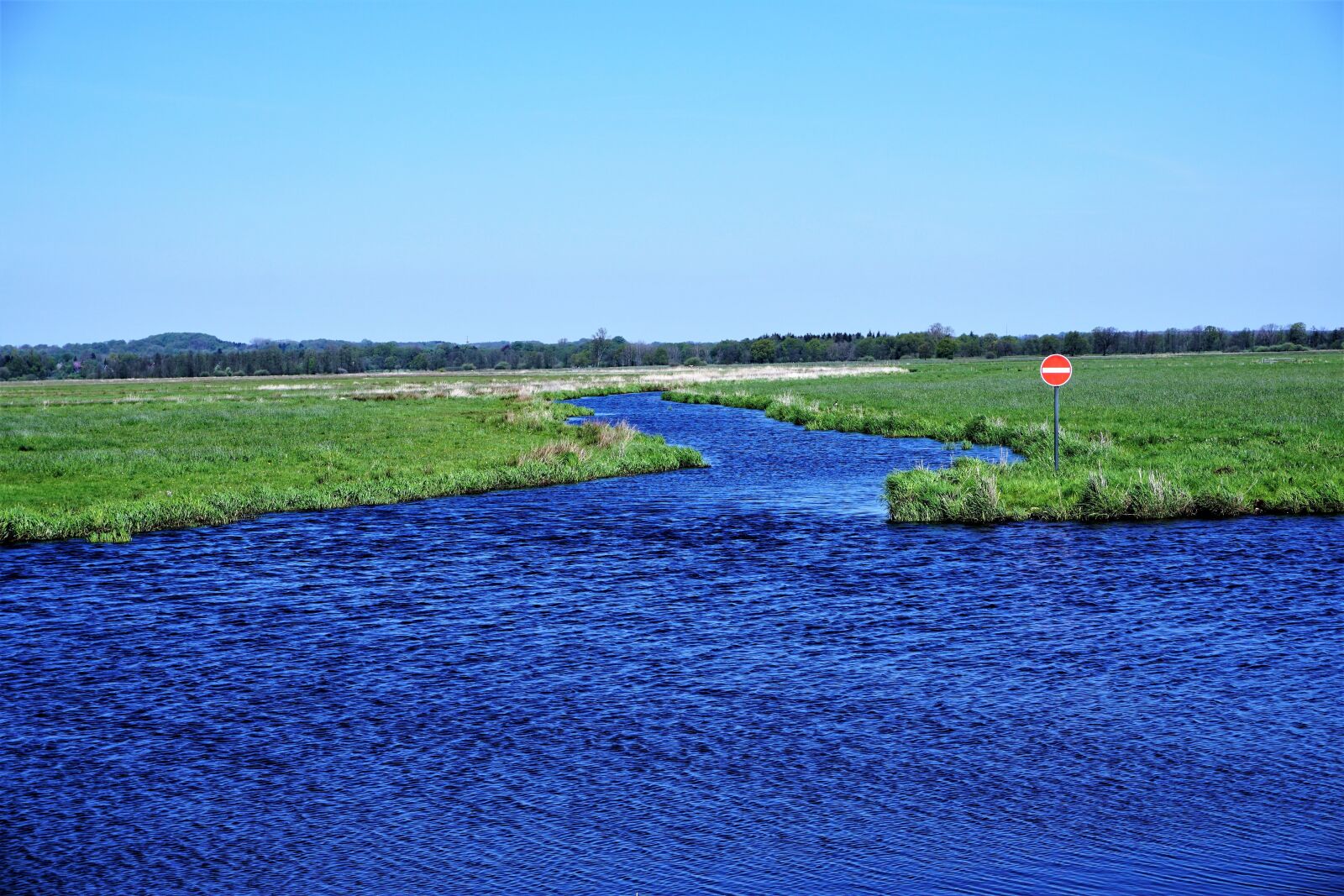 Река синяя зелень. Непрядва река дорожный знак. Газон и голубое небо. Вода луговая пермь