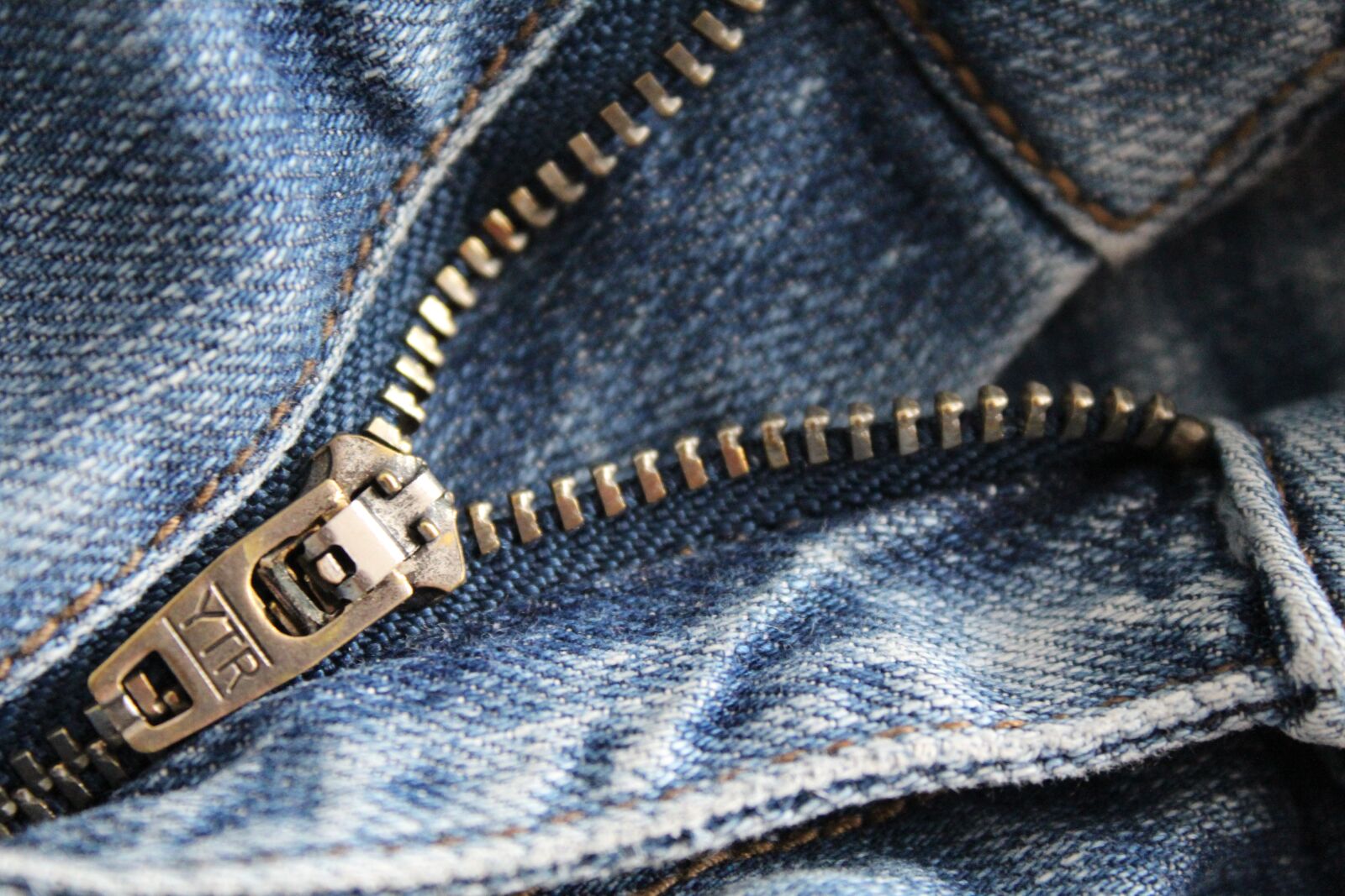 Canon EOS 1200D (EOS Rebel T5 / EOS Kiss X70 / EOS Hi) sample photo. Zip, jeans, clothing photography