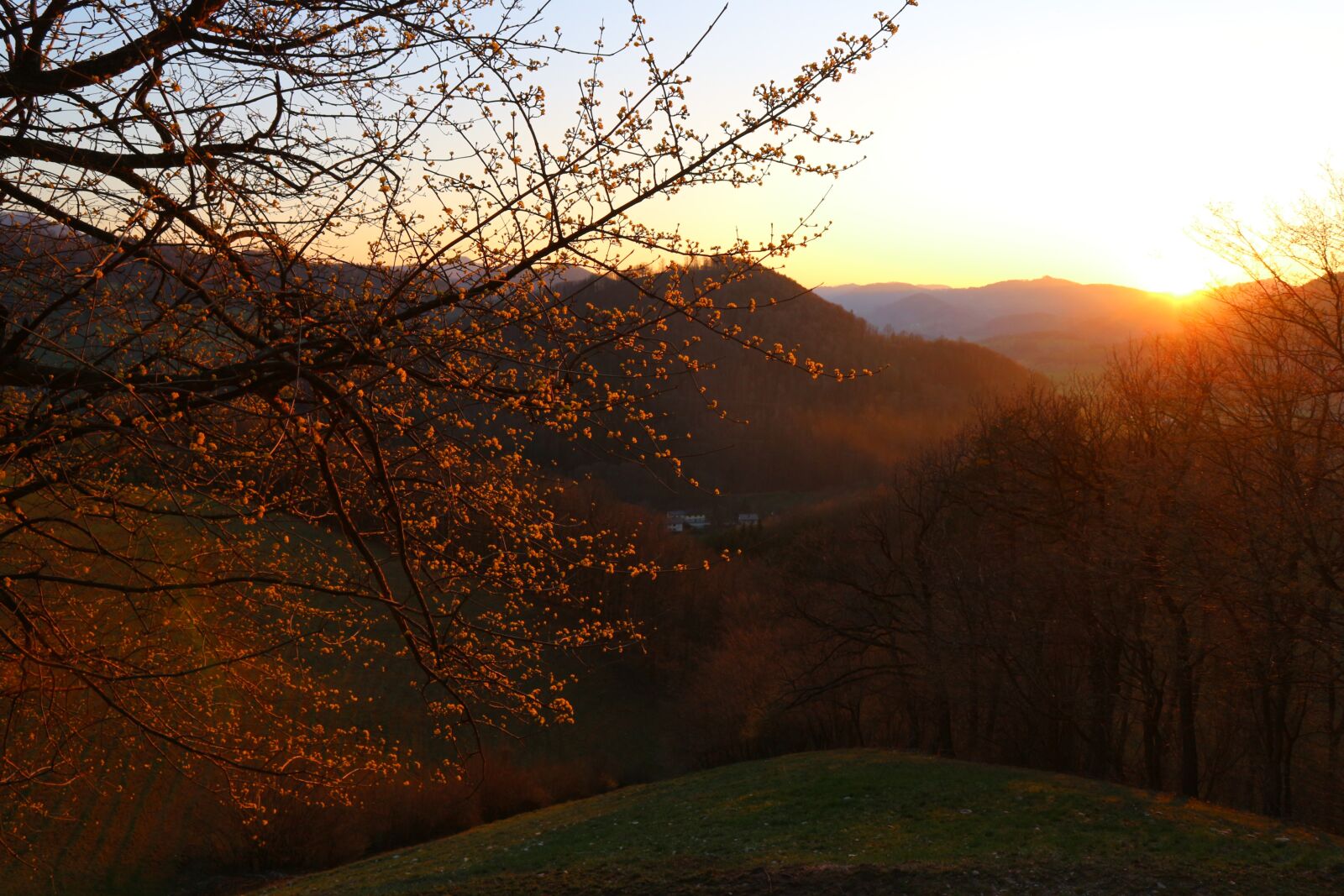 Canon EF-M 15-45mm F3.5-6.3 IS STM sample photo. Spring sunshine, dirndl, cornel photography