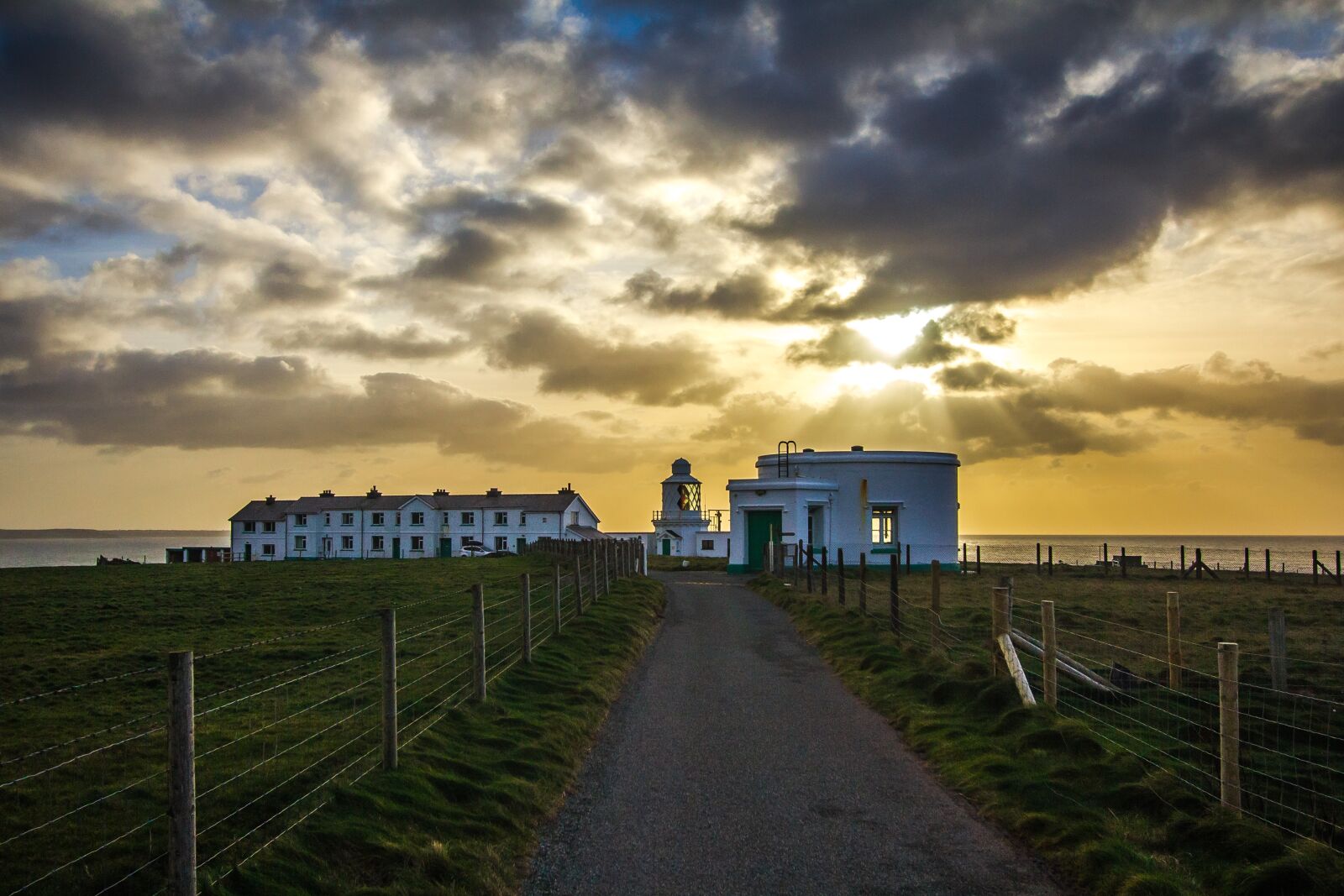 Canon EF-S 10-22mm F3.5-4.5 USM sample photo. Lighthouse, in the evening photography